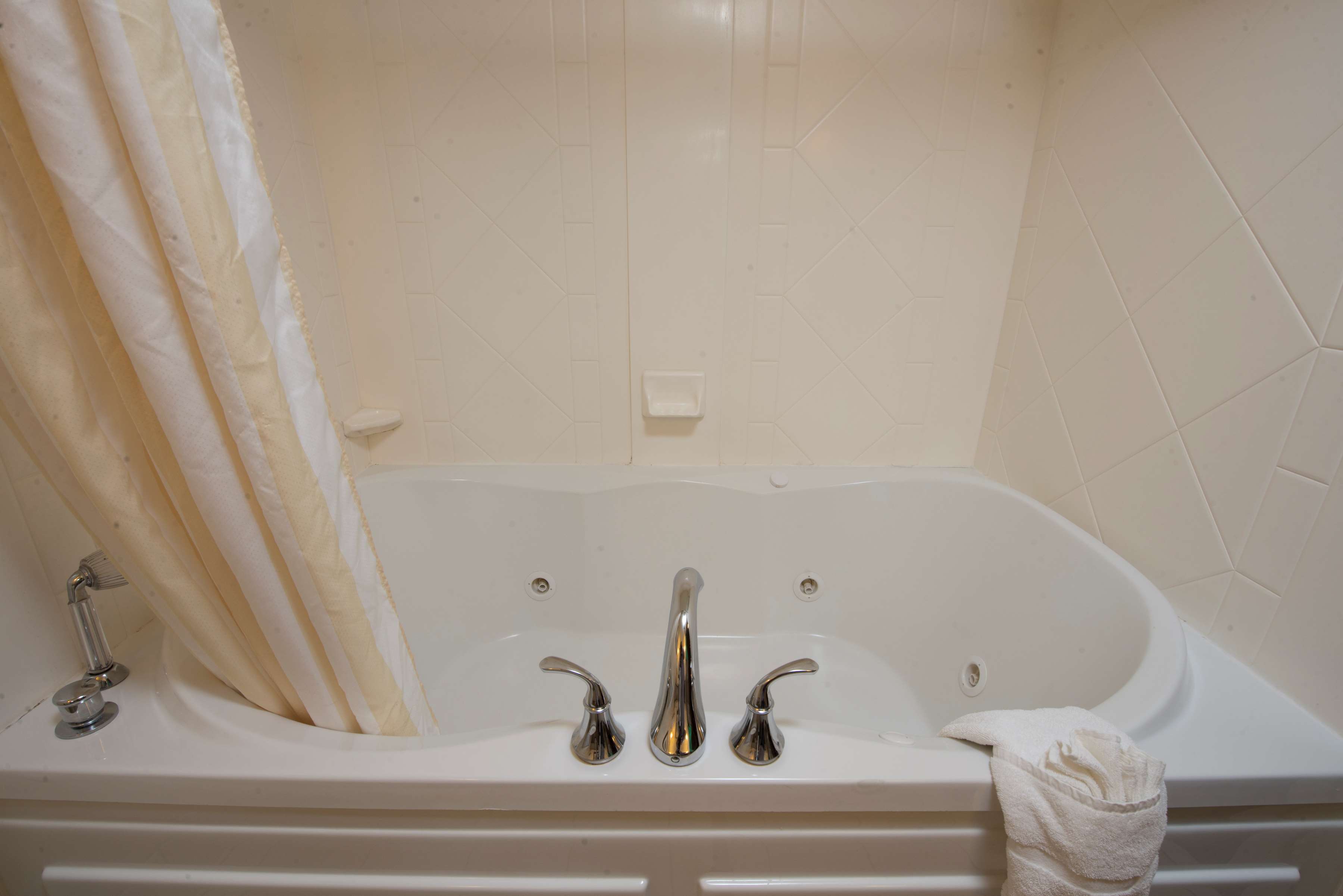 Guest room bath