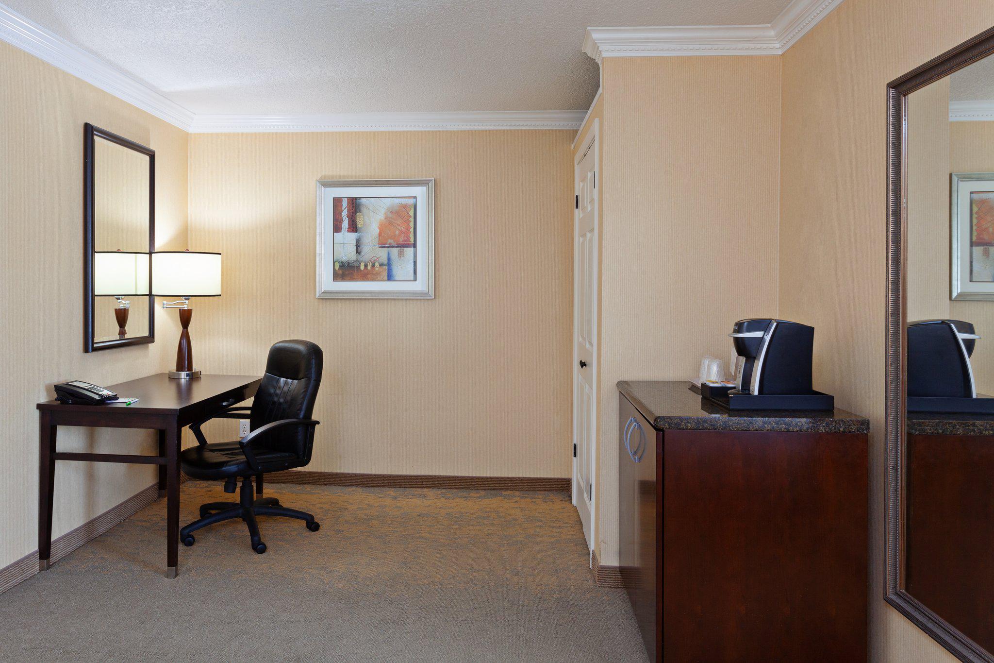 Holiday Inn & Suites San Mateo-San Francisco SFO Photo