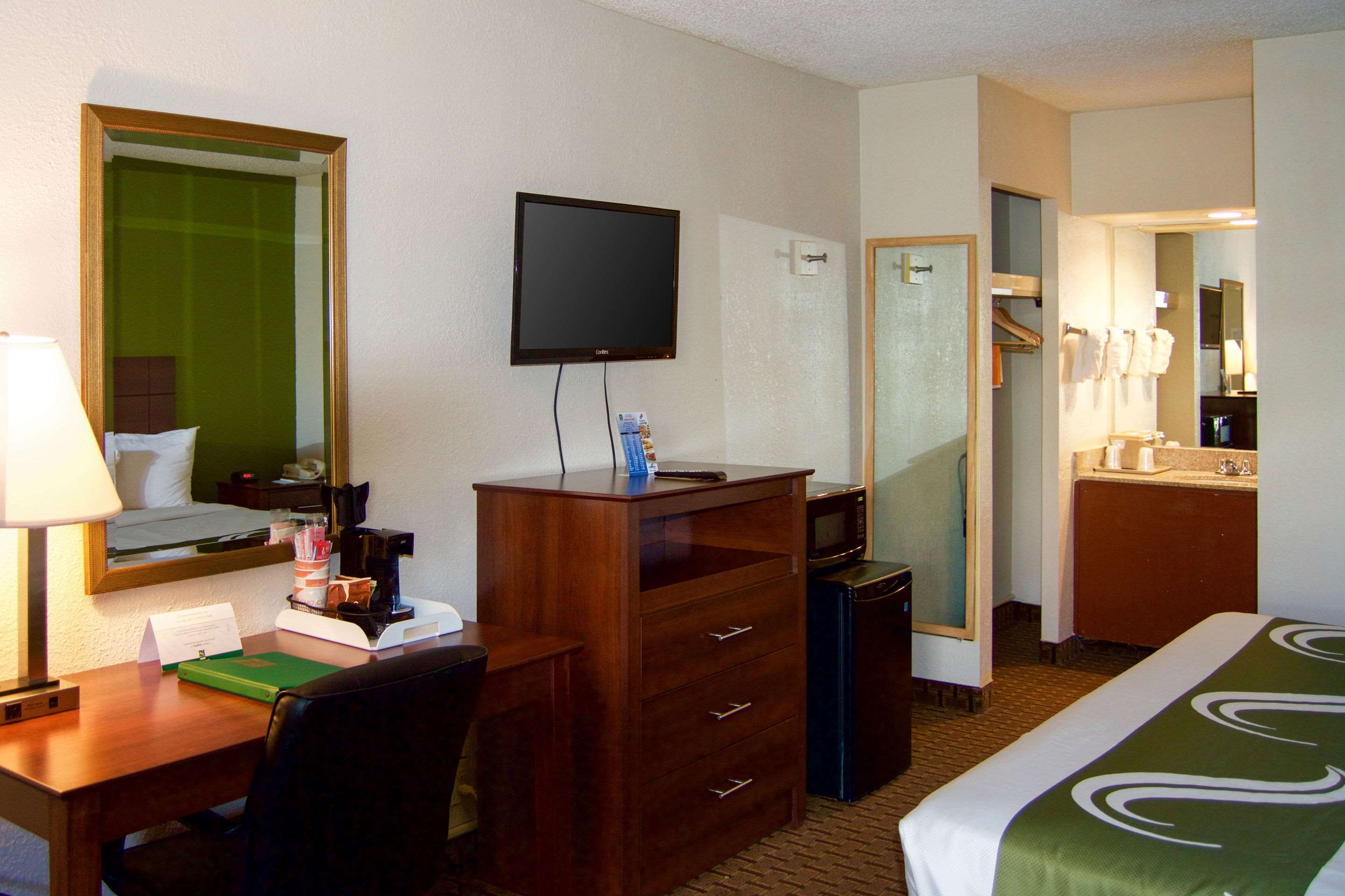 Quality Inn & Suites St. Petersburg - Clearwater Airport Photo