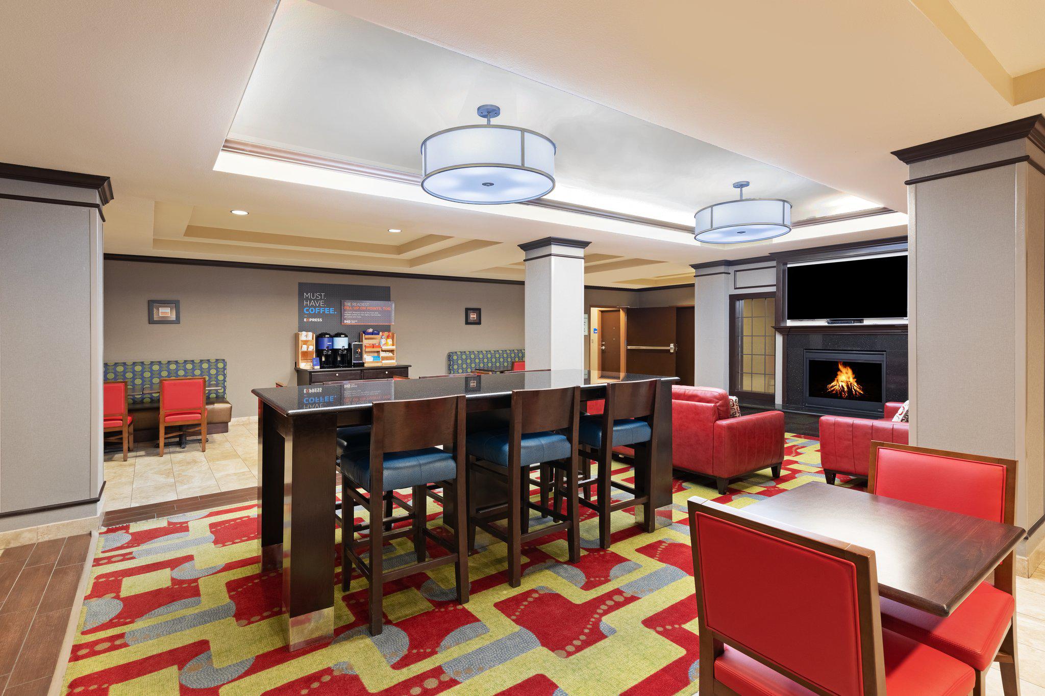 Holiday Inn Express & Suites Floresville Photo