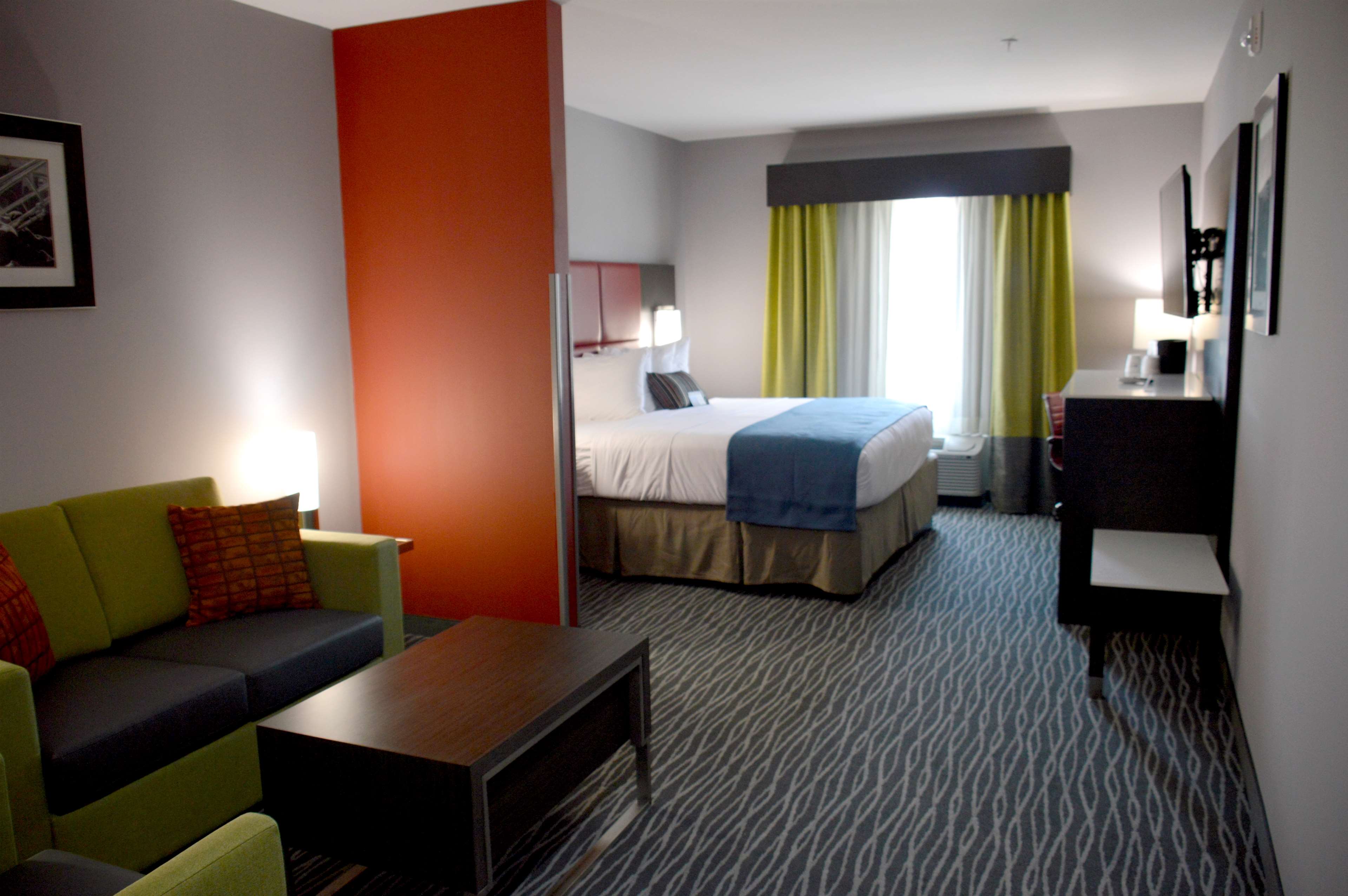 Best Western Plus Airport Inn & Suites Photo