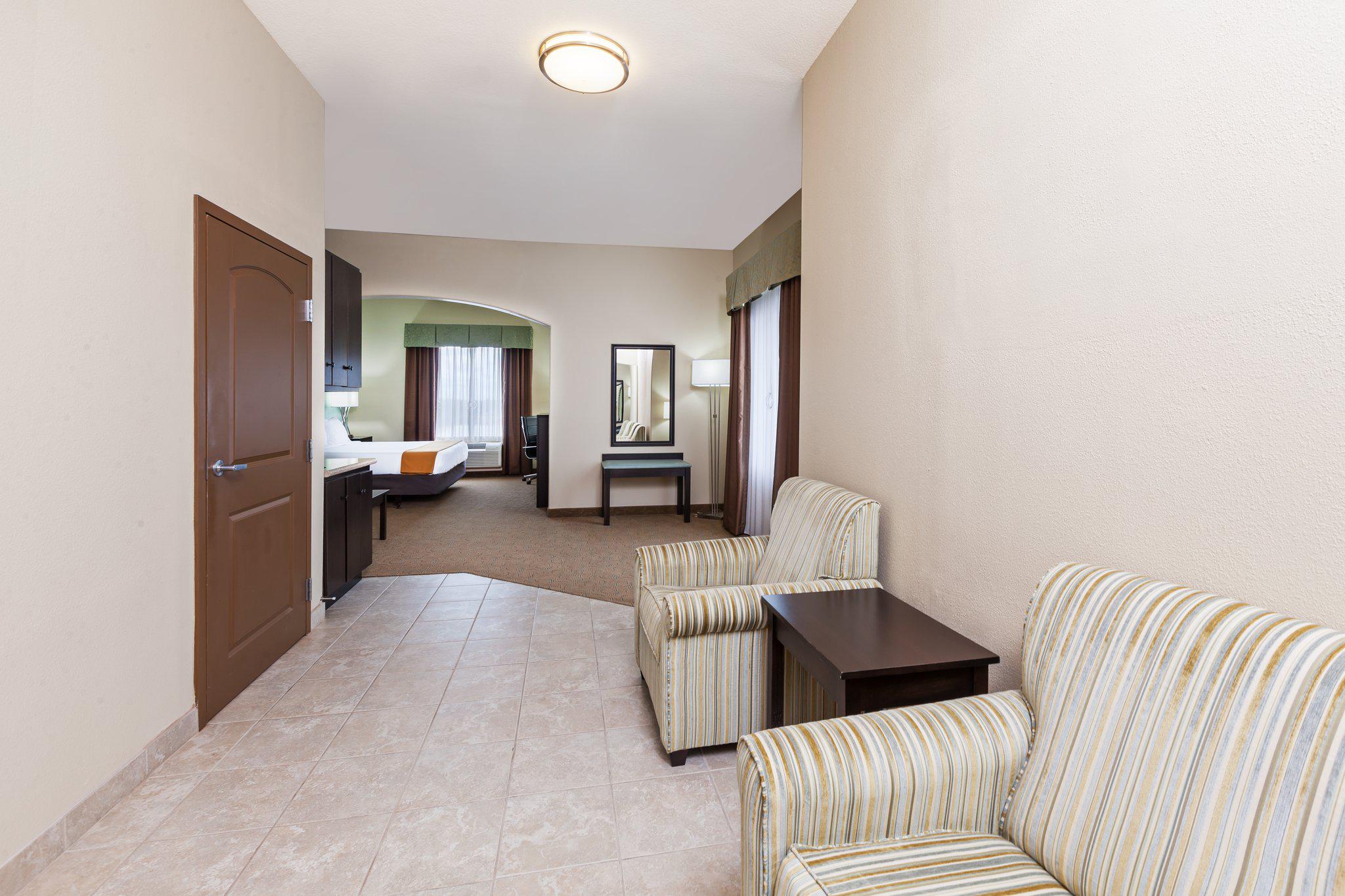 Holiday Inn Express & Suites Victoria Photo