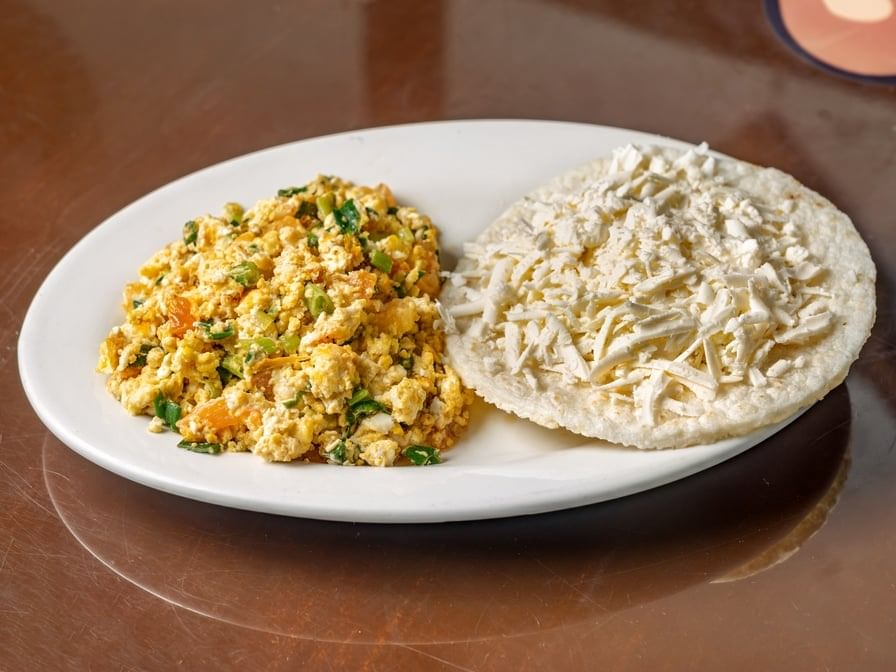 Huevos Pericos Con Arepa Tela