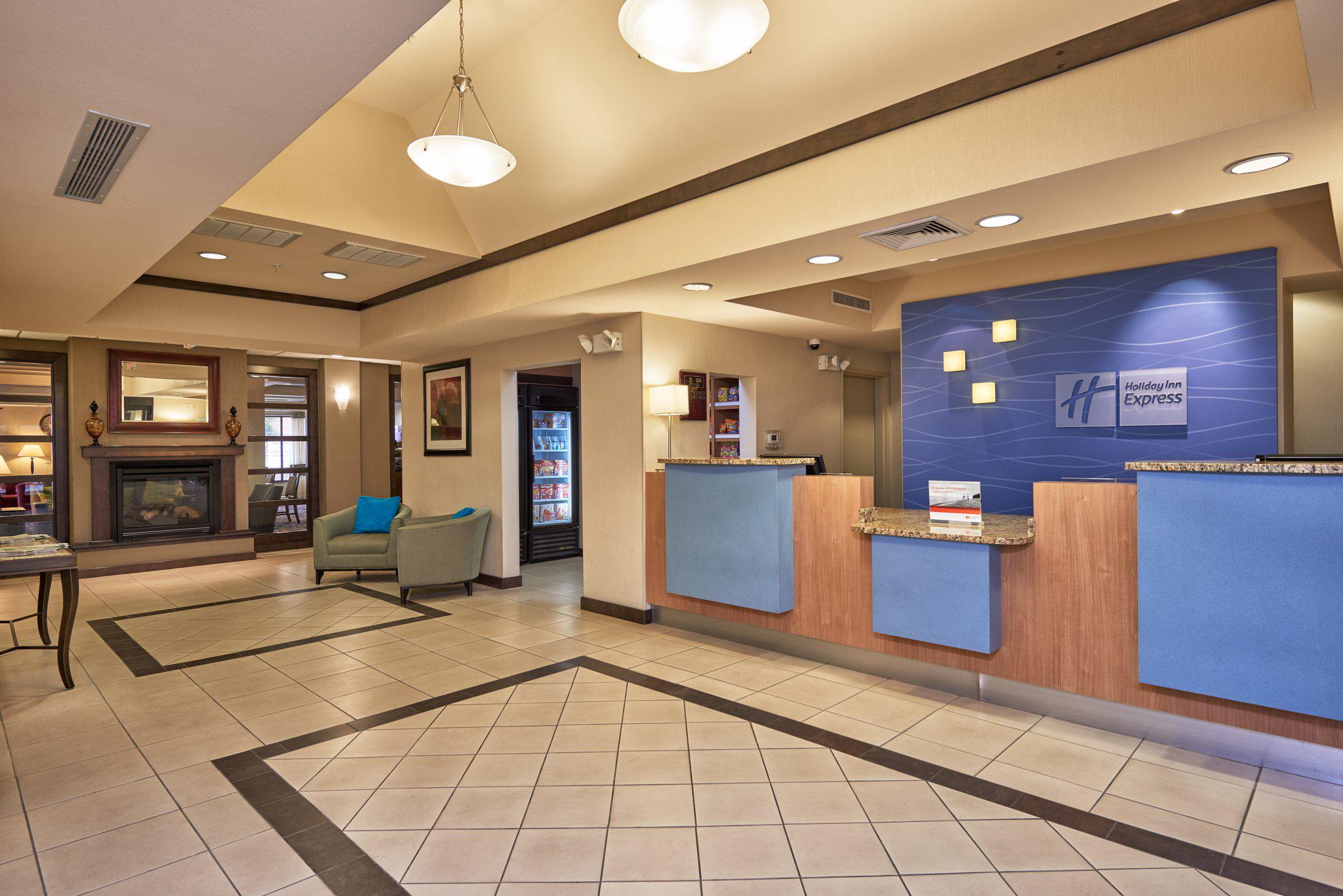 Holiday Inn Express & Suites El Paso Airport Photo