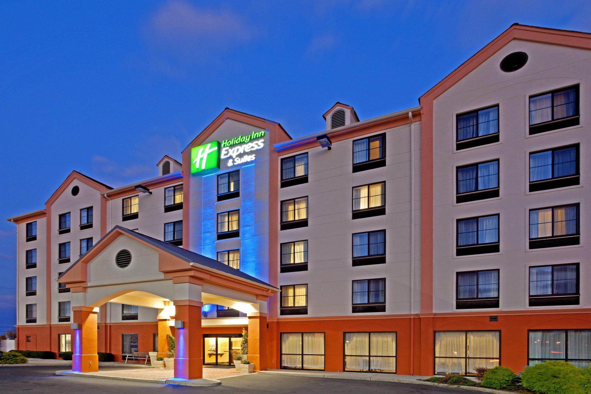 Holiday Inn Express & Suites Meadowlands Area Photo