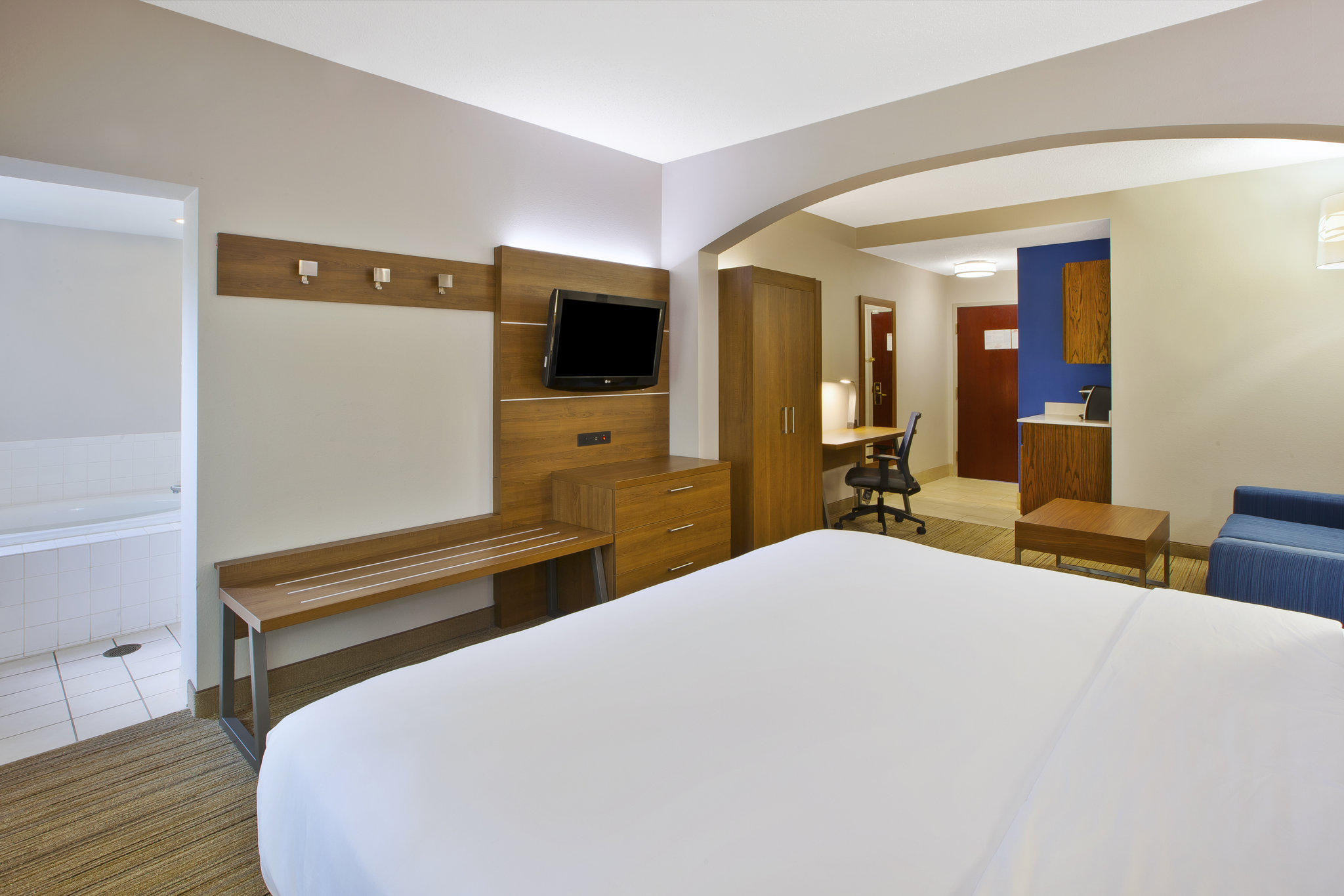 Holiday Inn Express & Suites Cincinnati Northeast-Milford Photo