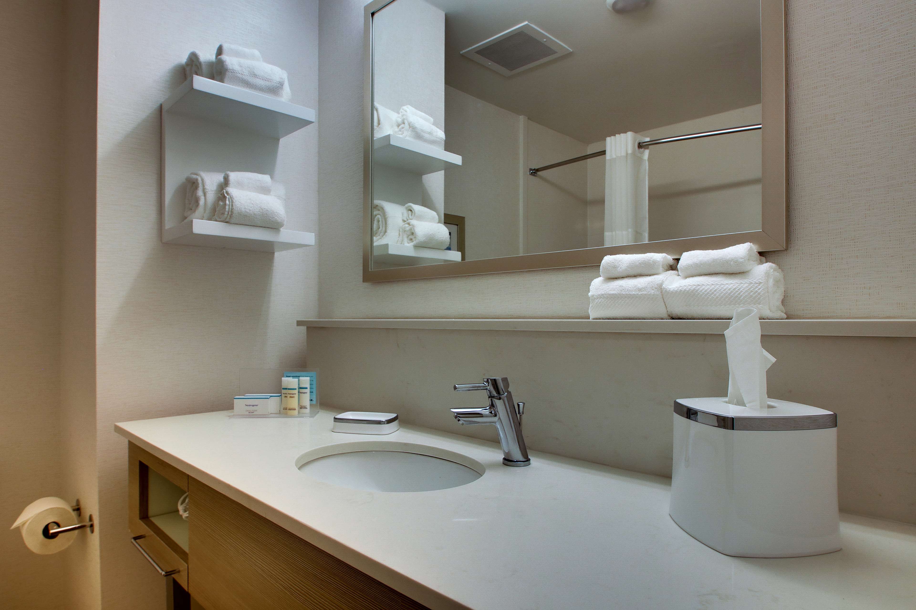 Guest room bath