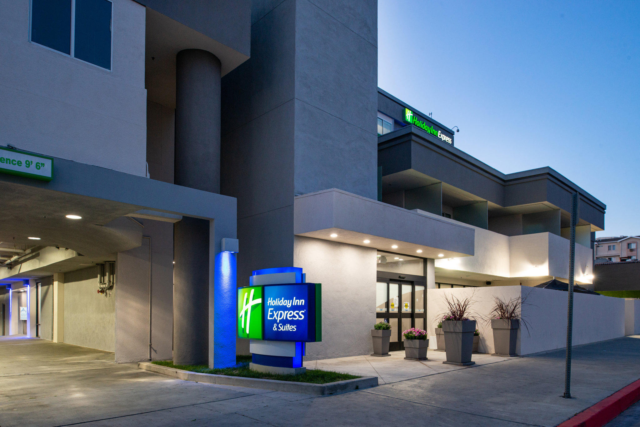 Holiday Inn Express & Suites Los Angeles Downtown West Photo