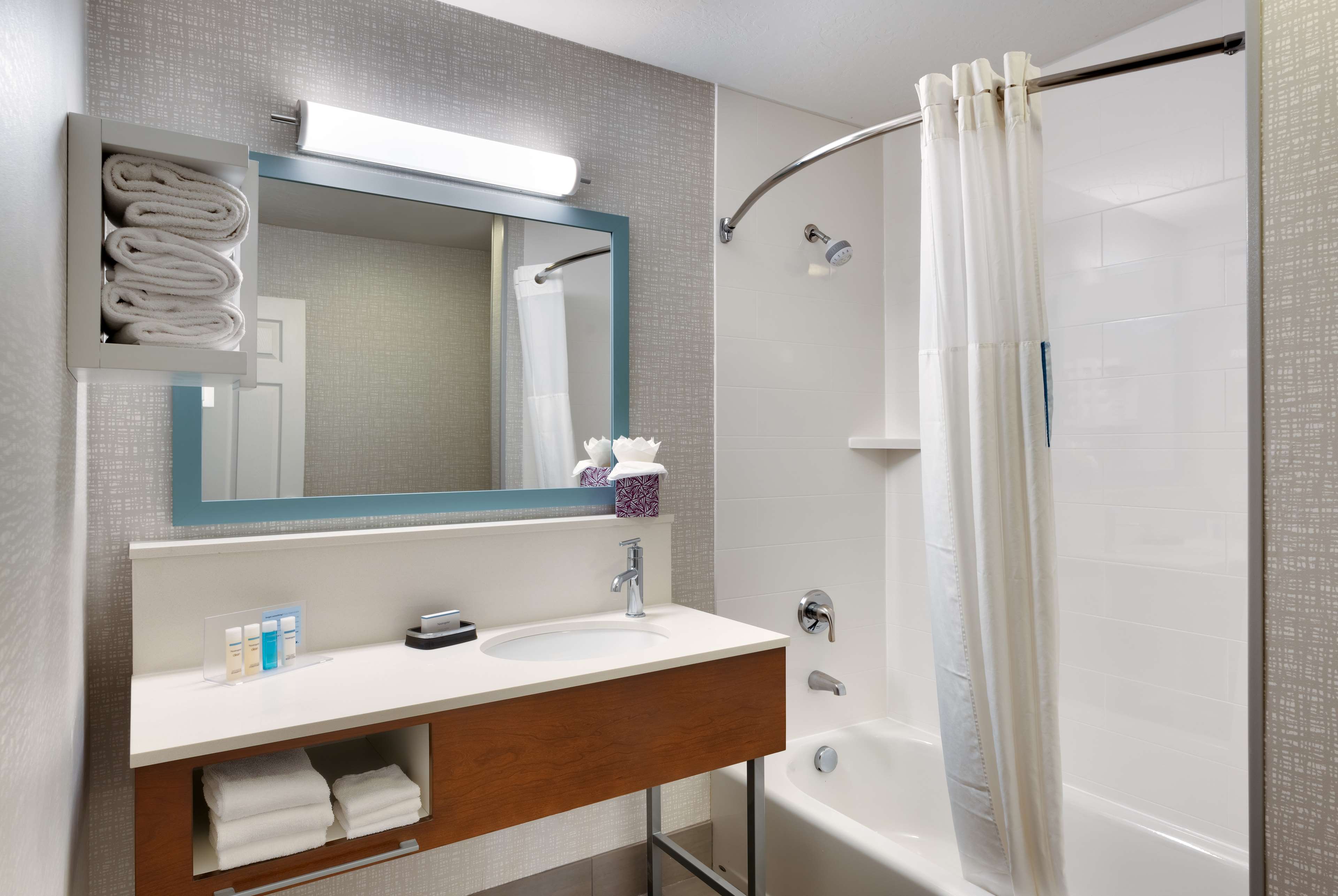 Hampton Inn & Suites Salt Lake City Airport Photo