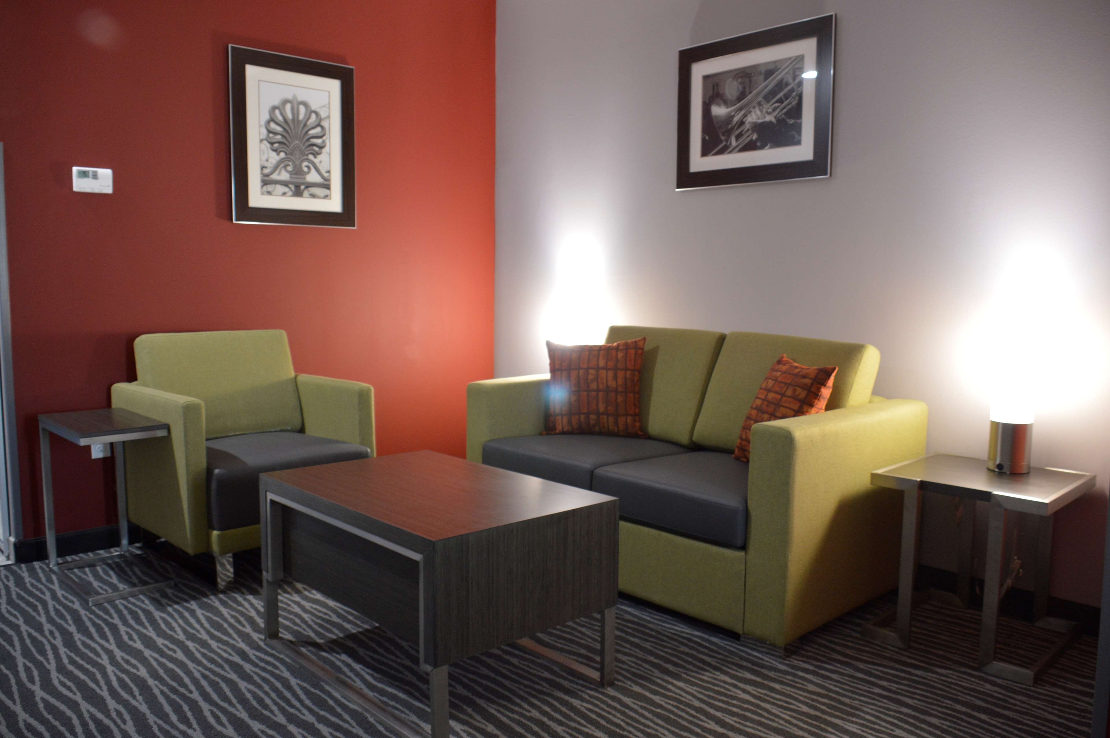 Best Western Plus Airport Inn & Suites Photo