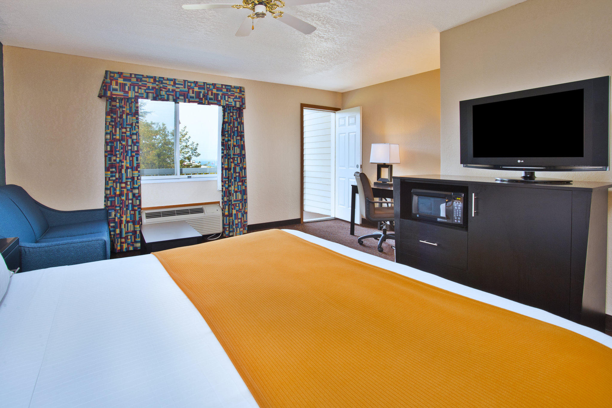 Holiday Inn Express Mackinaw City Photo