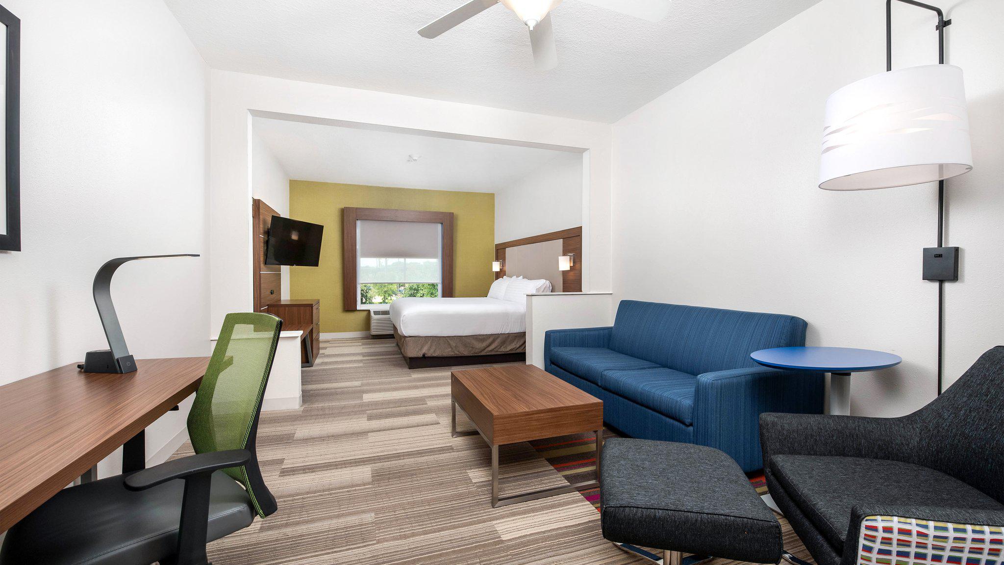 Holiday Inn Express & Suites Conroe I-45 North Photo