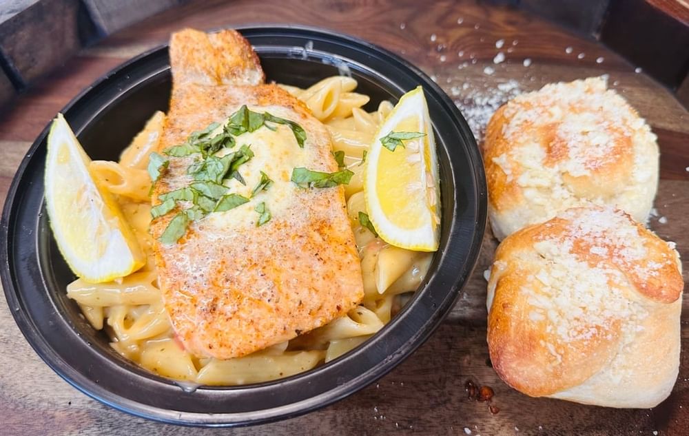 Nashville, Hot Salmon Alfredo