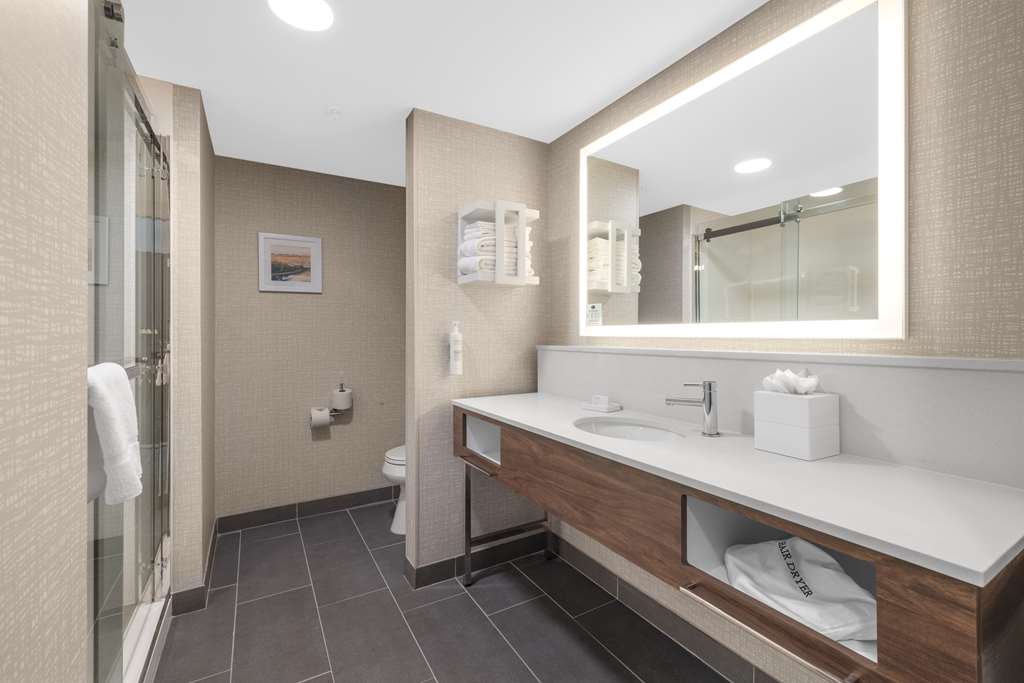 Hampton Inn & Suites Bakersfield Central Image