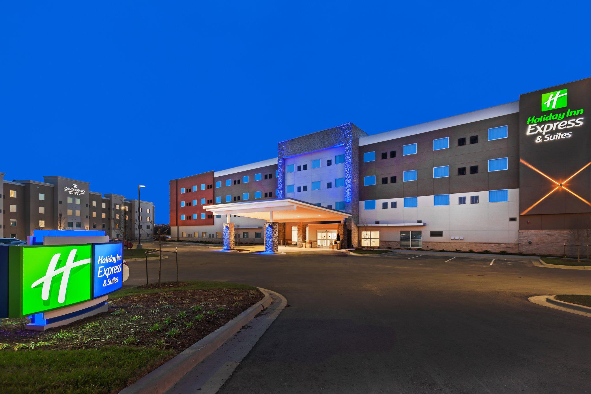 Holiday Inn Express & Suites Lenexa - Overland Park Area Photo