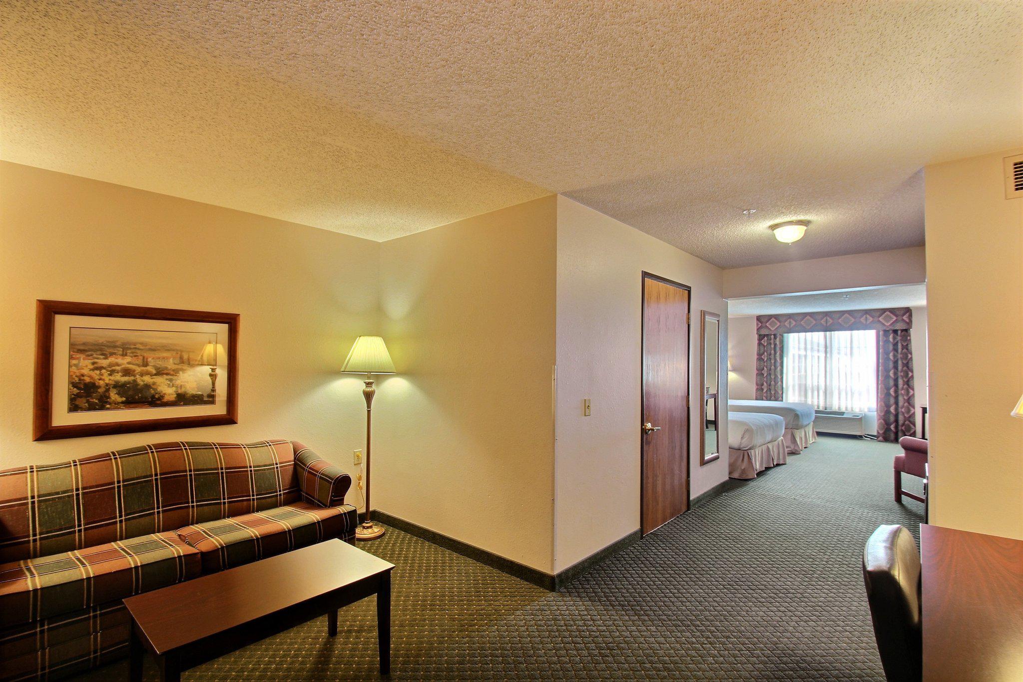 Holiday Inn Express & Suites Oshkosh-Sr 41 Photo