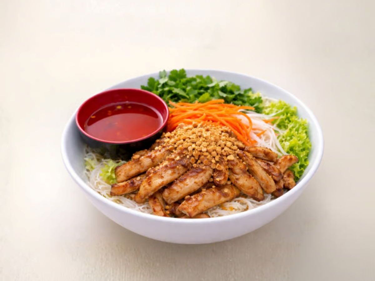 29 Chicken & Egg Roll Noodle Salad