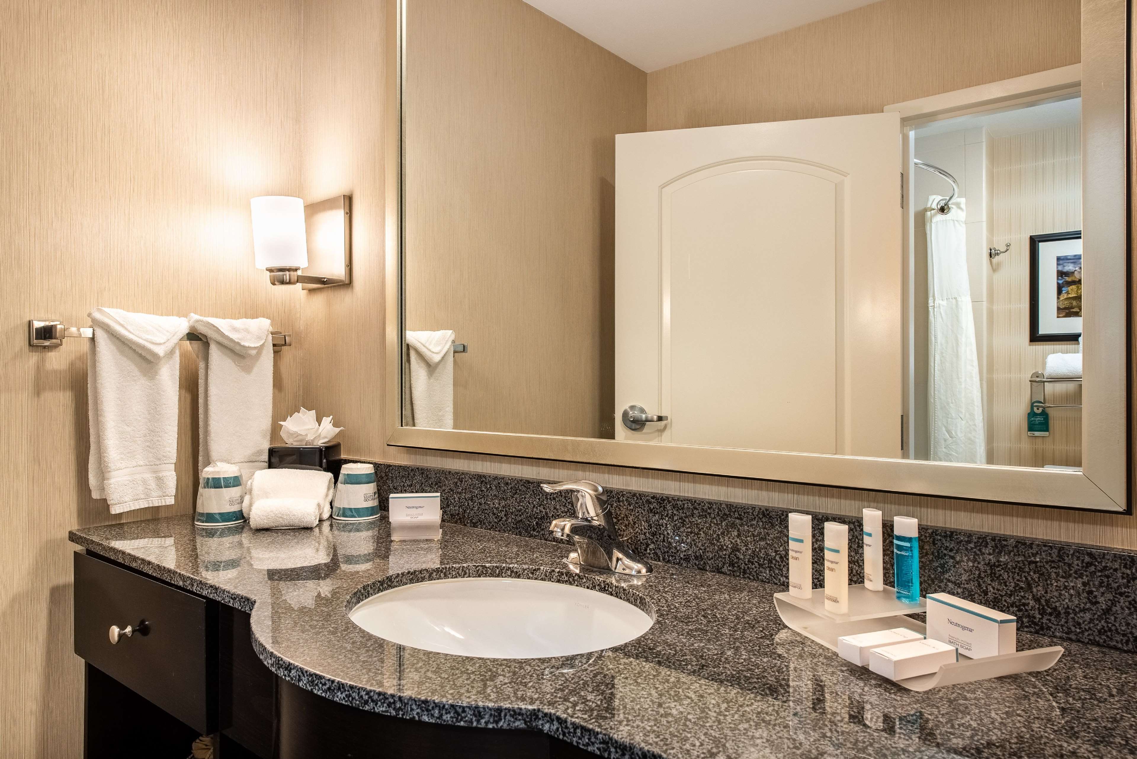 Guest room bath