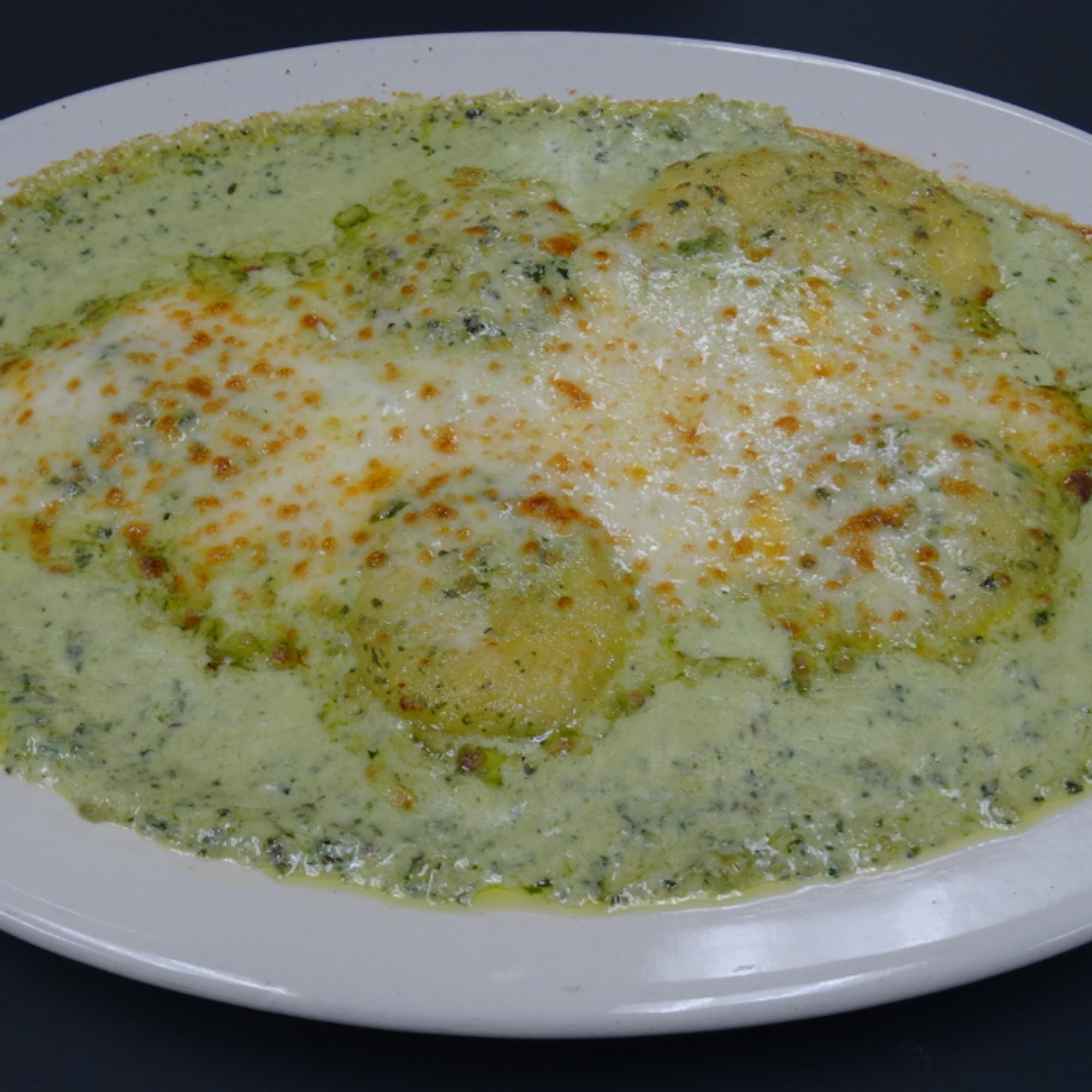 Chesses raviolis with Chicken and Pesto sauce