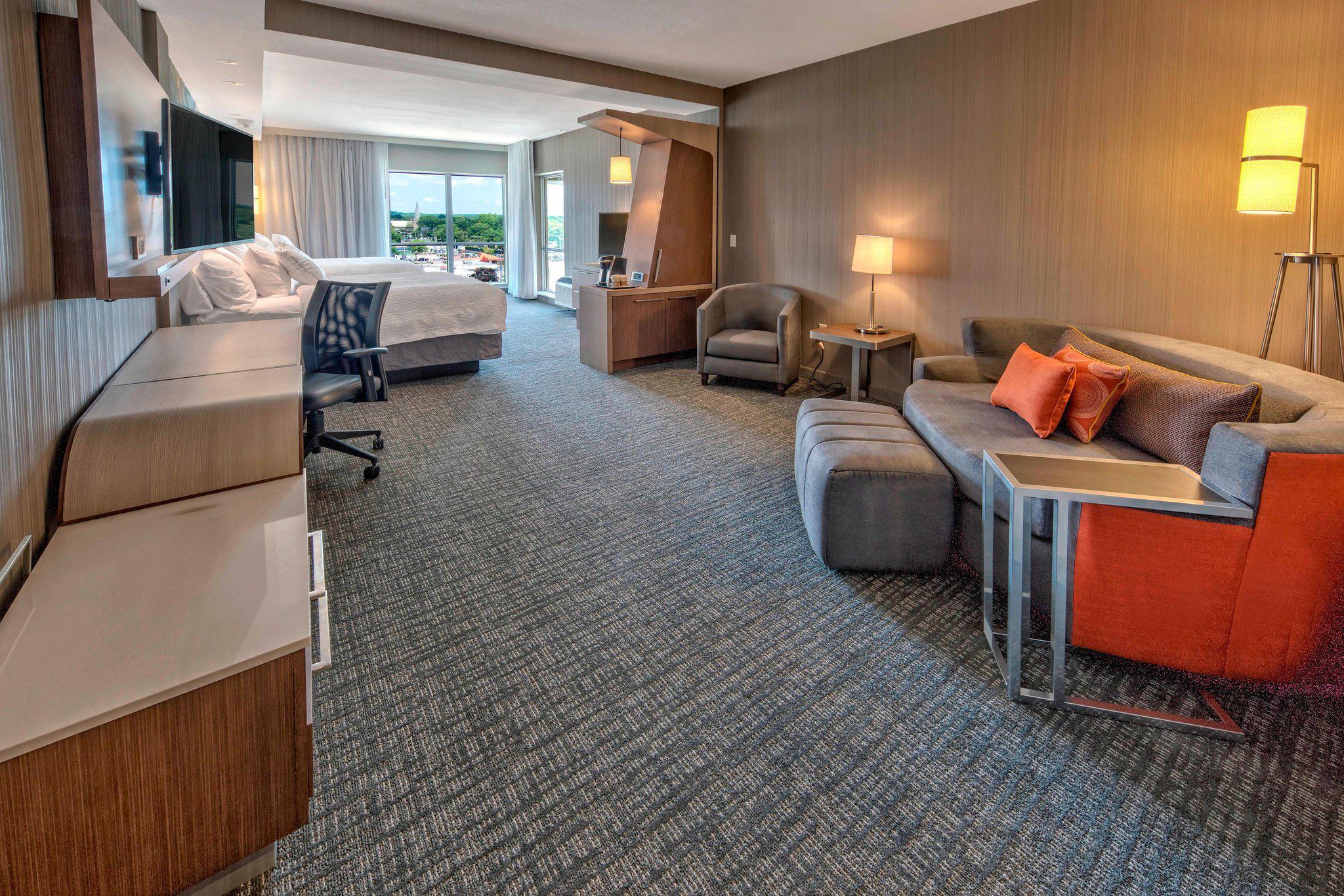 Courtyard by Marriott Westbury Long Island Photo