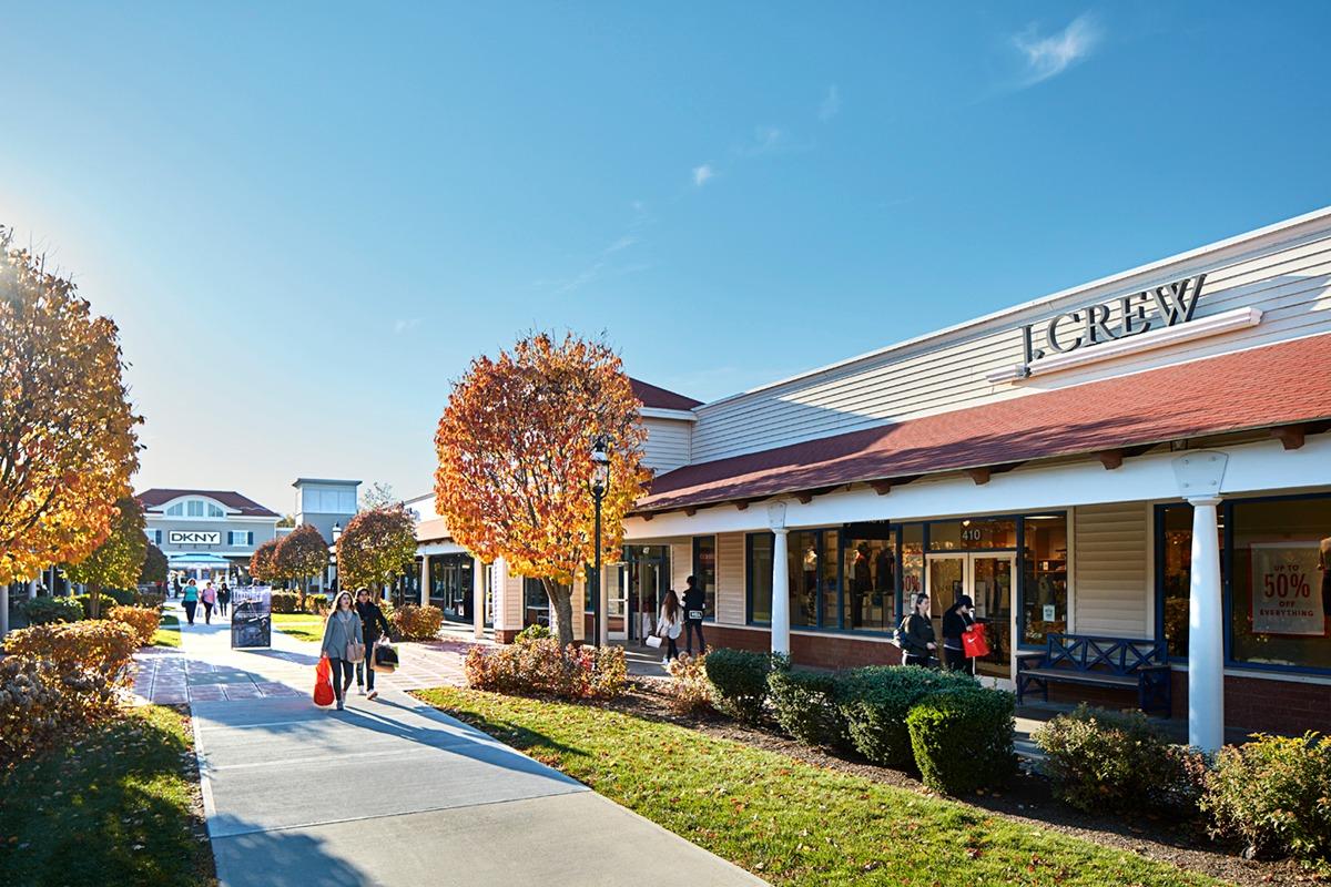 Saks OFF 5TH at Wrentham Village Premium Outlets® - A Shopping Center in  Wrentham, MA - A Simon Property