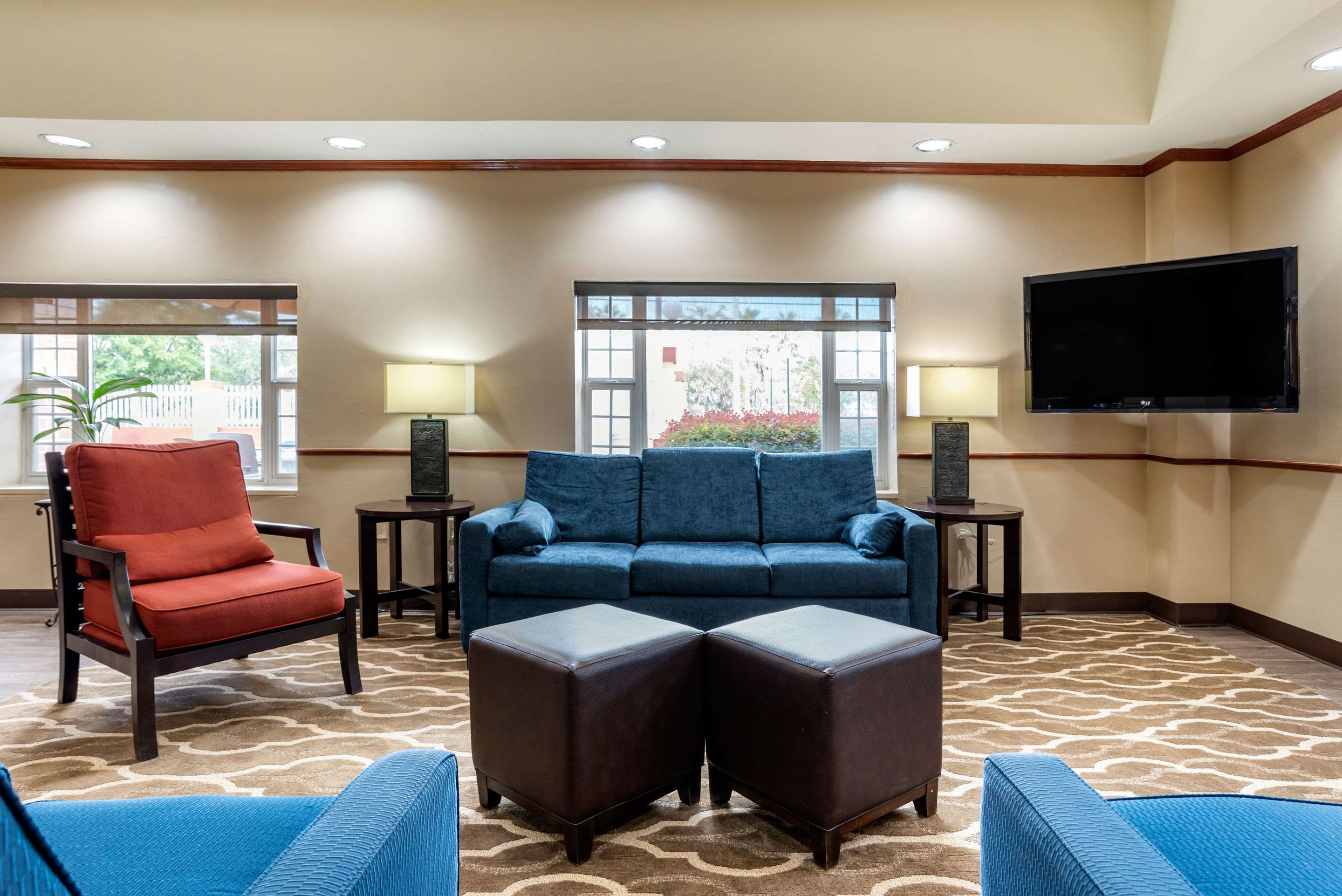 Comfort Suites Airport Photo