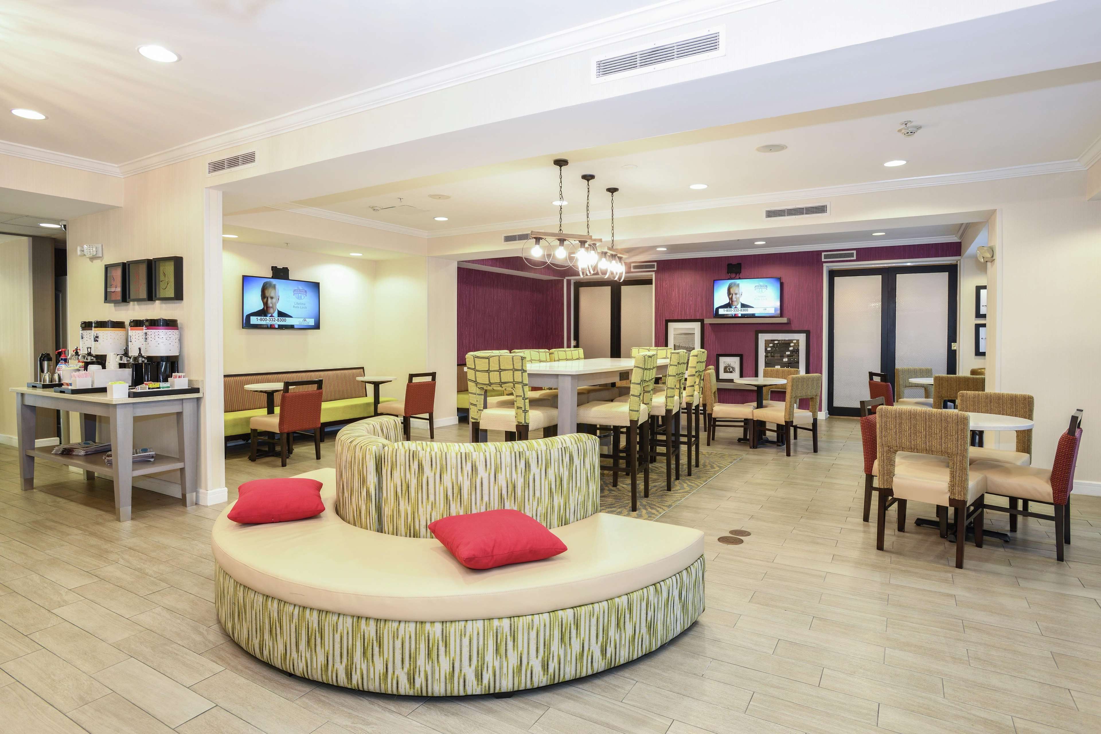 Hampton Inn Jacksonville East Regency Square Photo