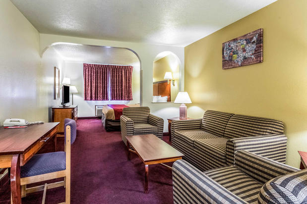 Images Econo Lodge Inn & Suites