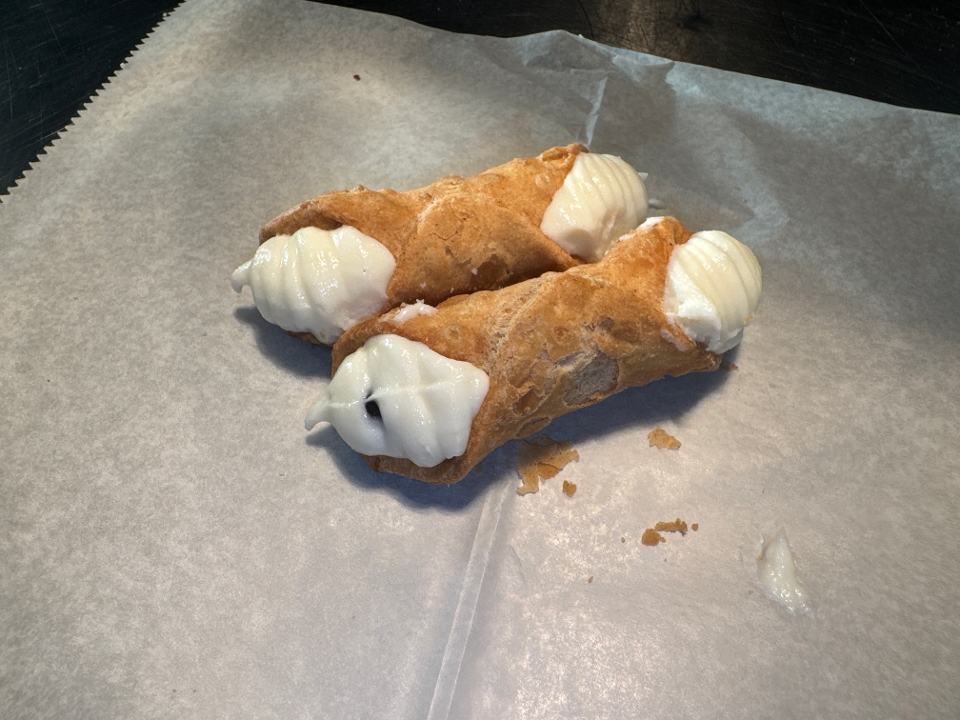 2 cannolis