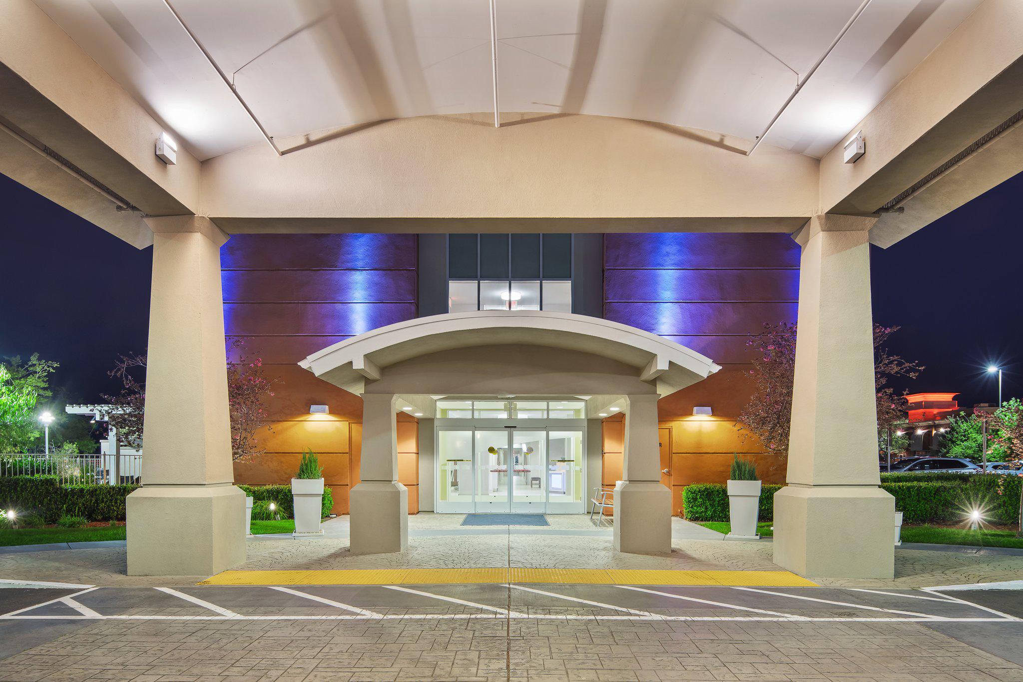 Holiday Inn Express & Suites Sacramento Airport Natomas Photo