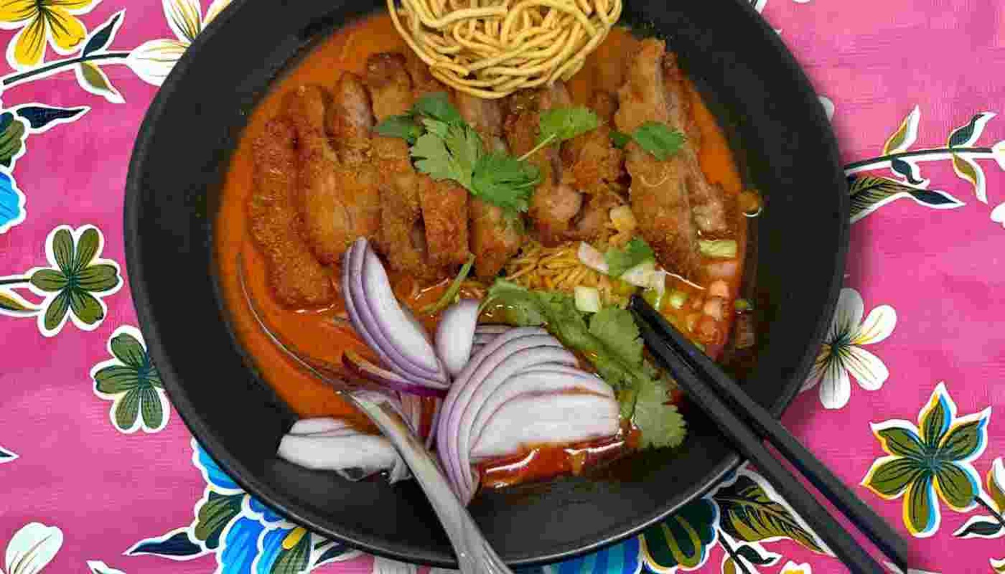 KHAO SOI CRISPY CHICKEN