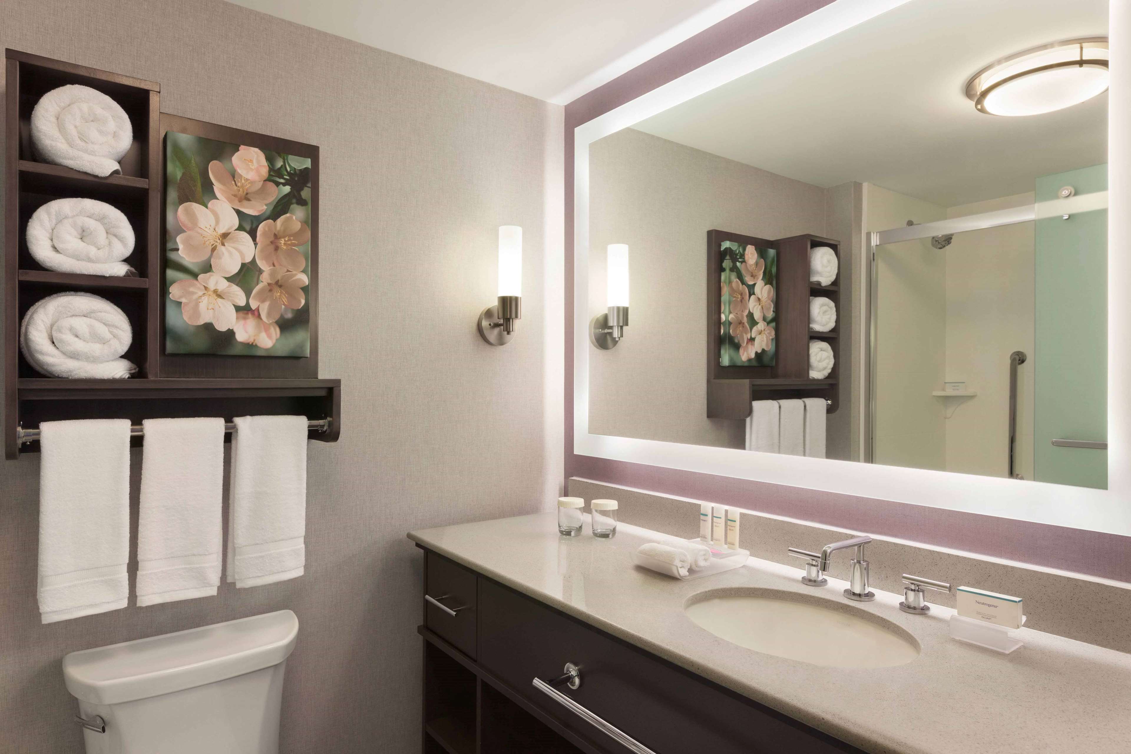 Guest room bath