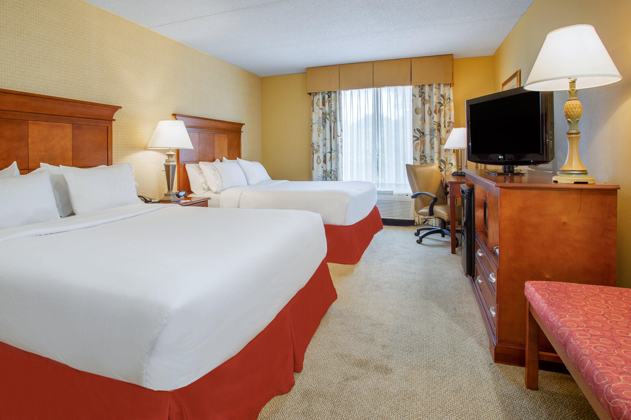 Holiday Inn Express & Suites Bloomington Photo