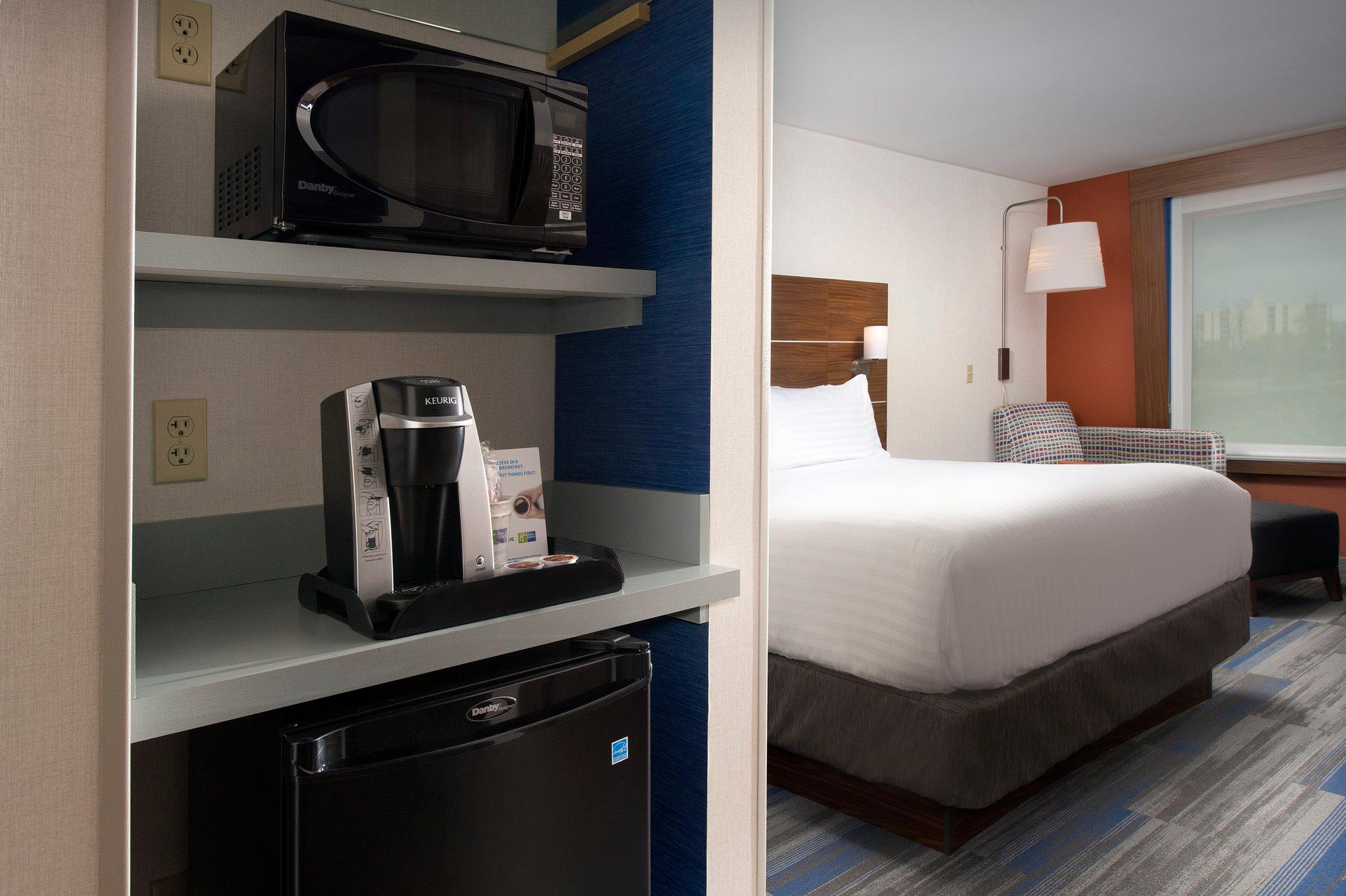 Holiday Inn Express & Suites Altoona Photo