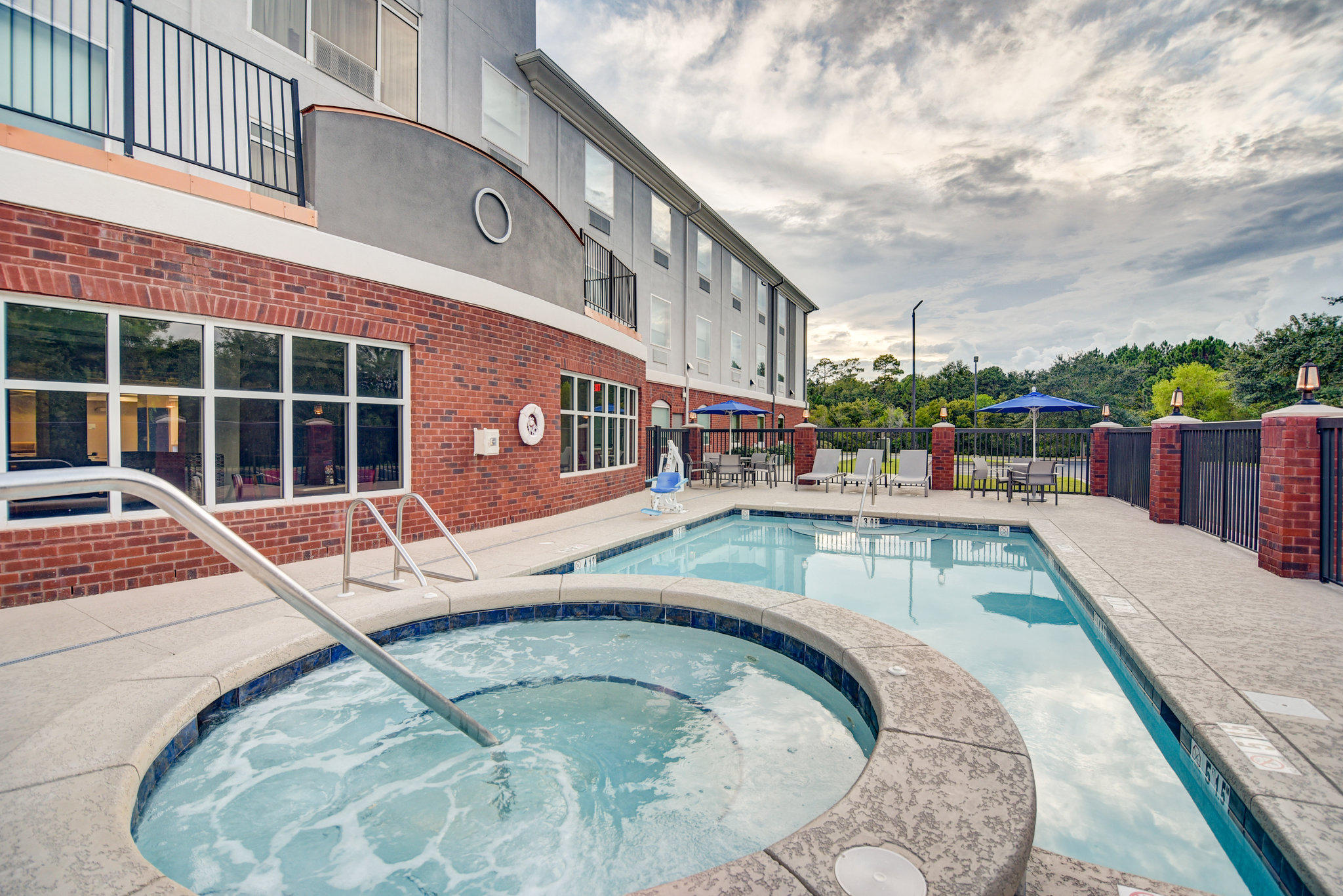 Holiday Inn Express & Suites Foley - N Gulf Shores Photo