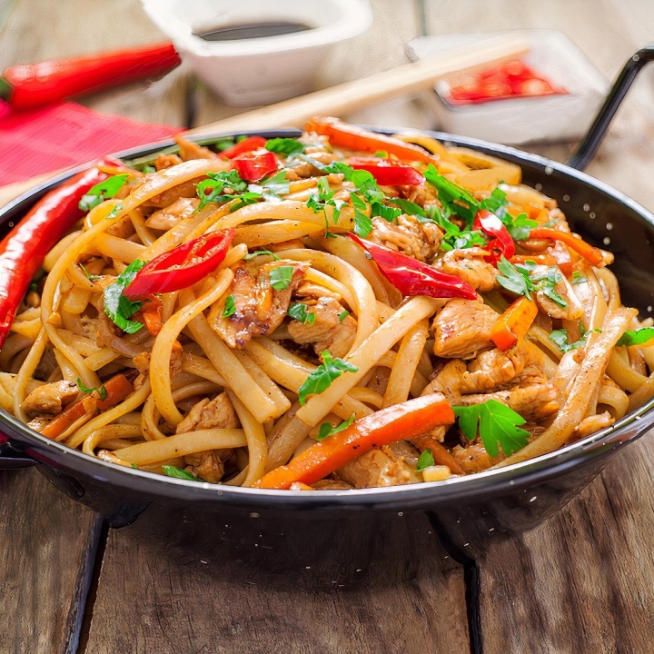 20) Tallarin Saltado (Pollo)