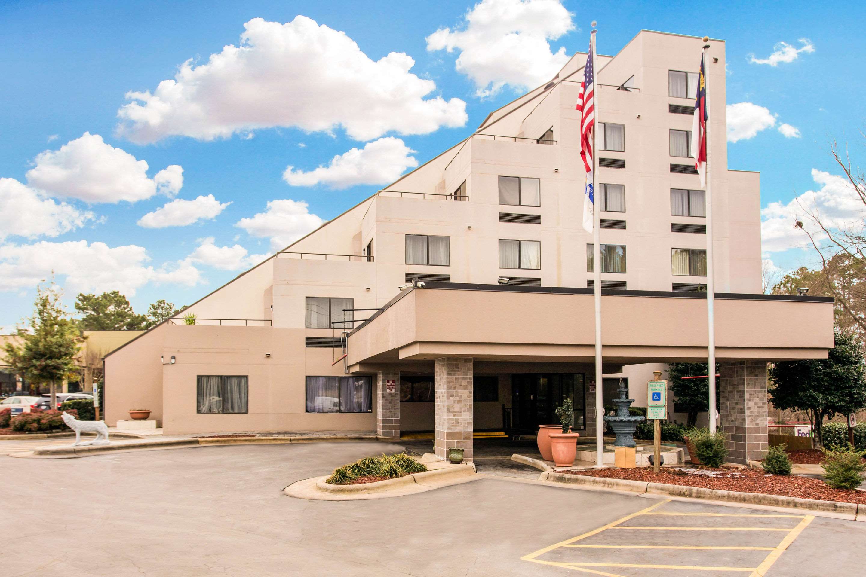 Comfort Inn & Suites Crabtree Valley Photo