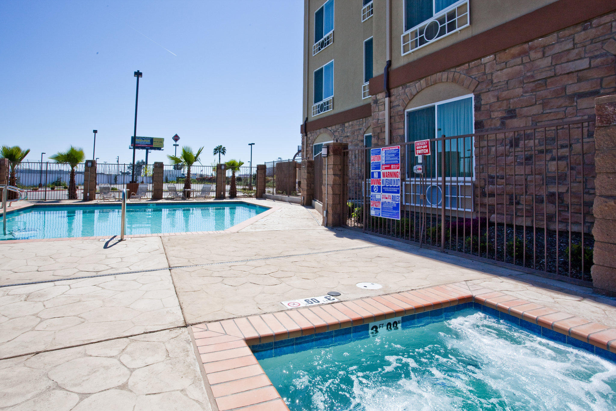 Holiday Inn Express & Suites Fresno South Photo