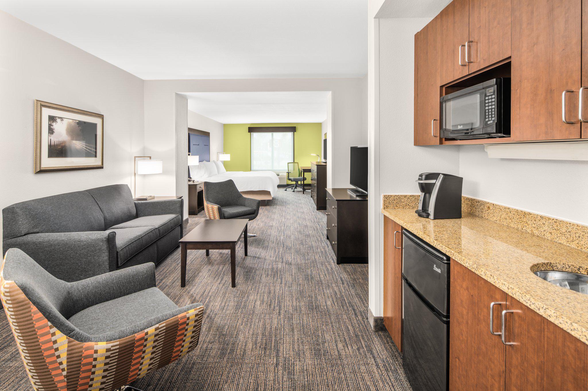 Holiday Inn Express & Suites Wilmington-Newark Photo