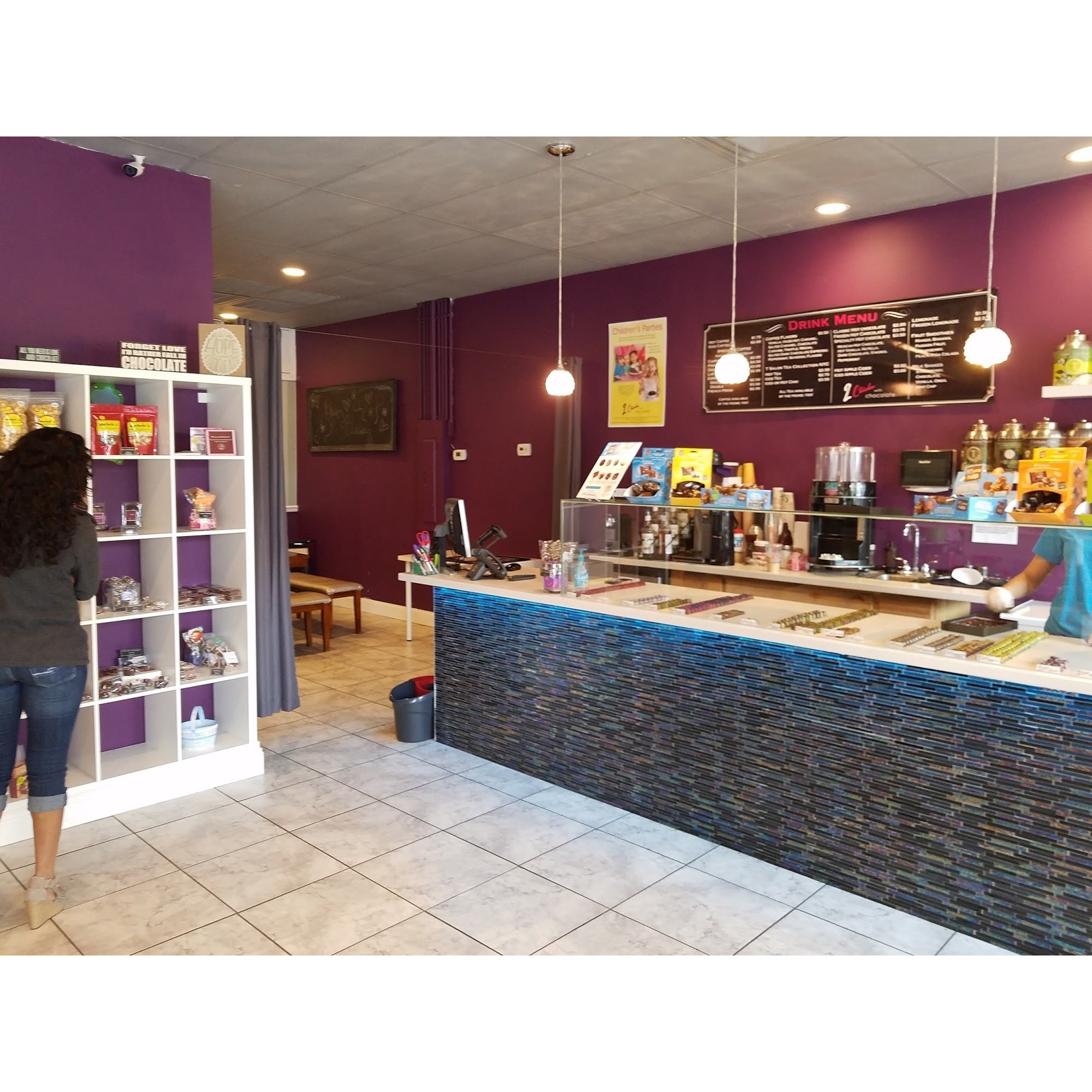 2 Chicks With Chocolate Logo