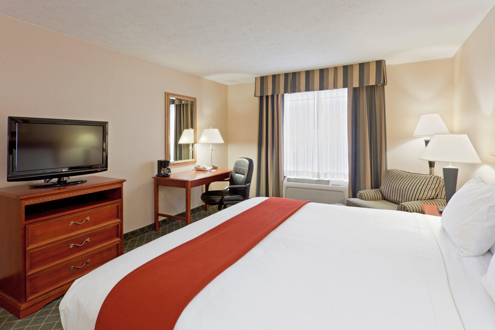 Holiday Inn Express & Suites Kent State University Photo