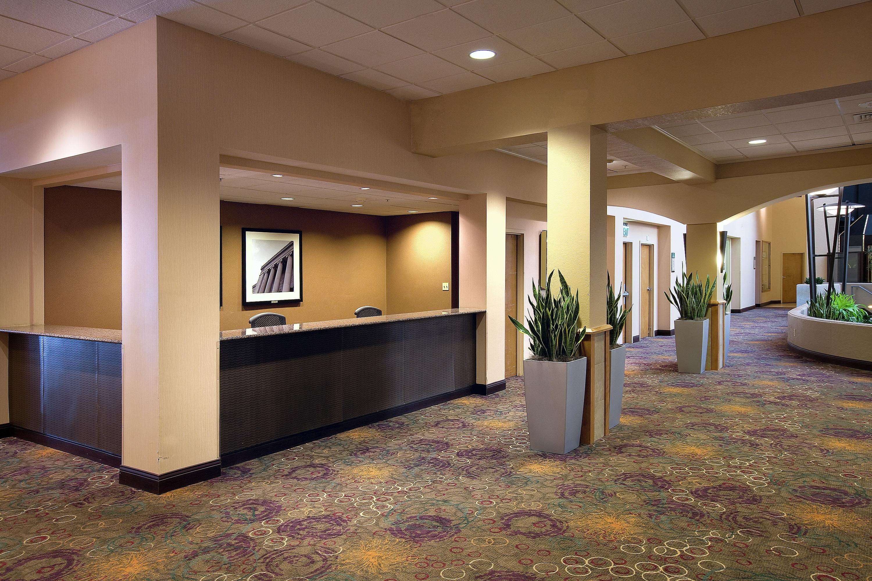 Embassy Suites by Hilton Kansas City International Airport Photo