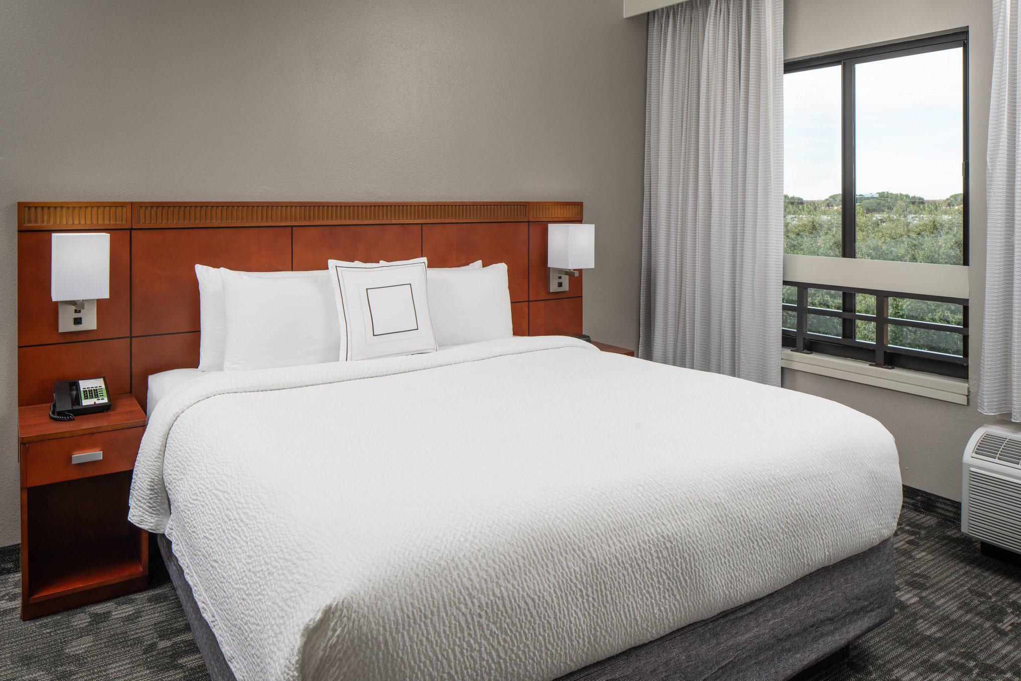 Courtyard by Marriott Miami Lakes Photo