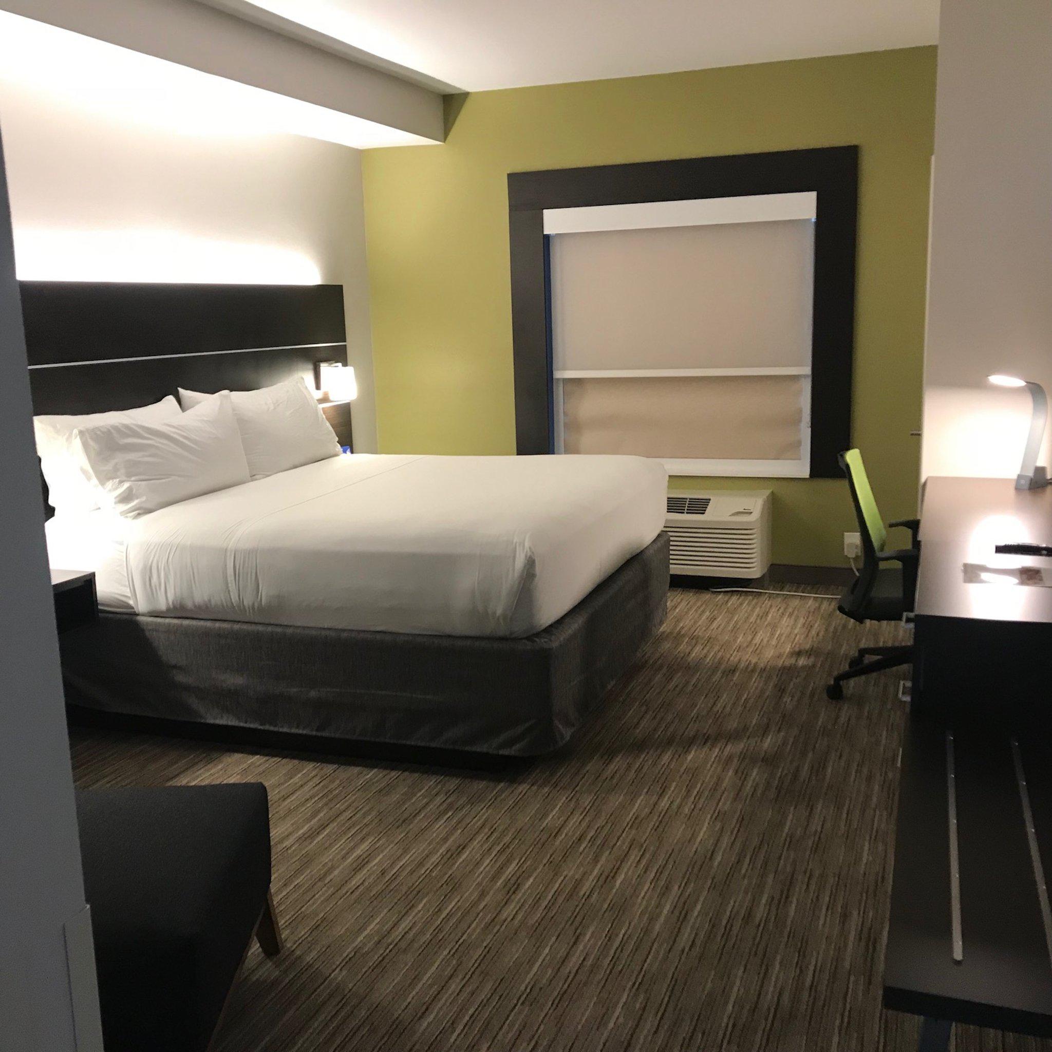 Holiday Inn Express & Suites Charlotte- Arrowood Photo