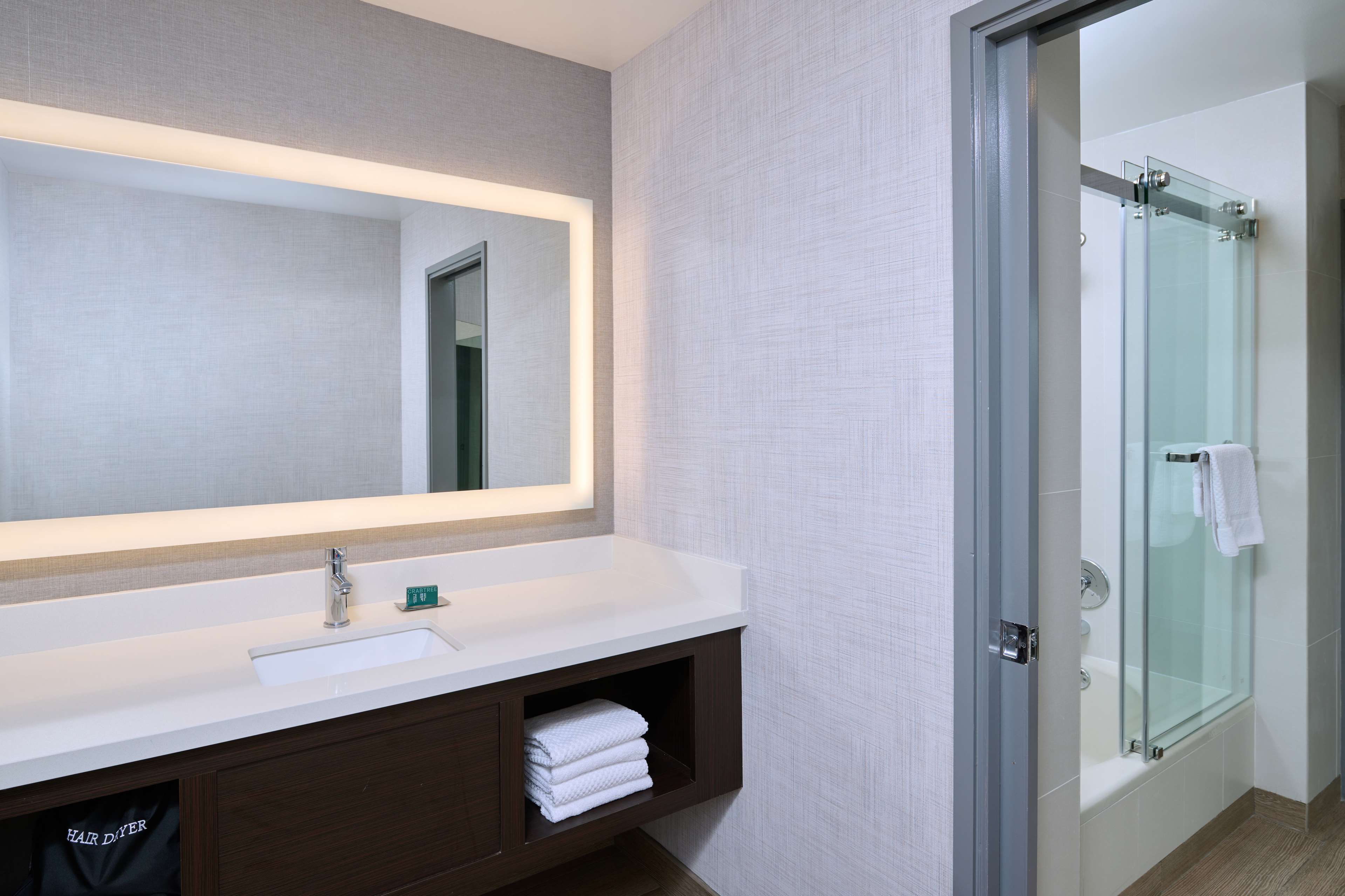 Guest room bath