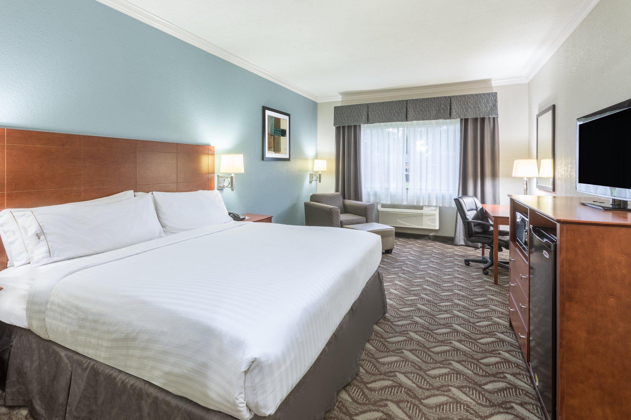 Holiday Inn Express & Suites Lake Charles Photo