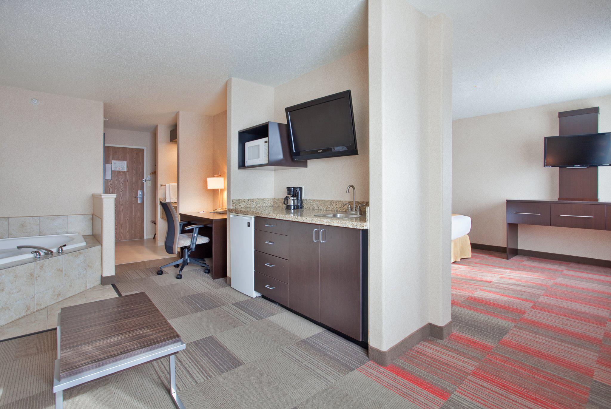 Holiday Inn Express & Suites Beatrice Photo