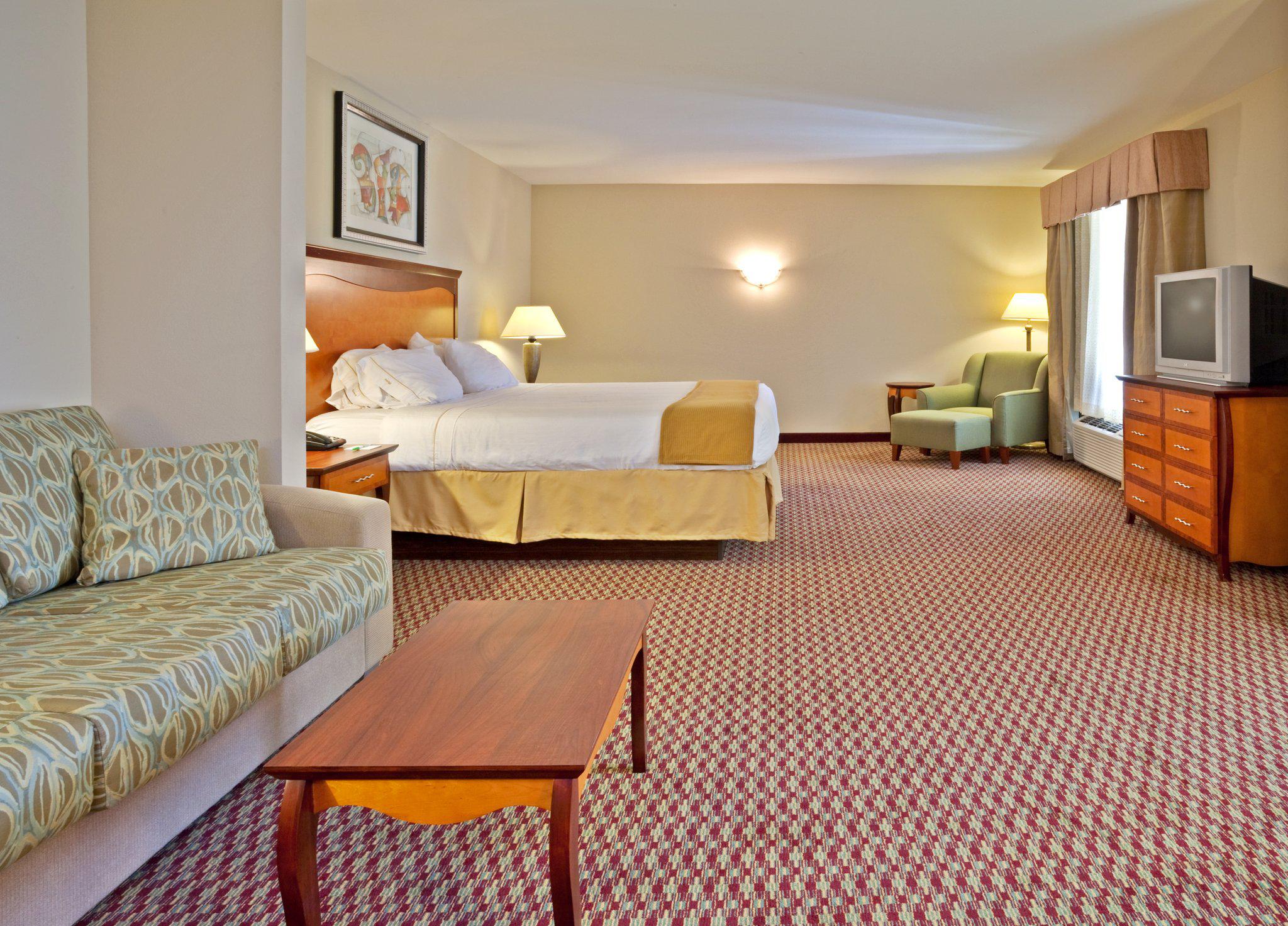 Holiday Inn Express & Suites Birmingham - Inverness 280 Photo