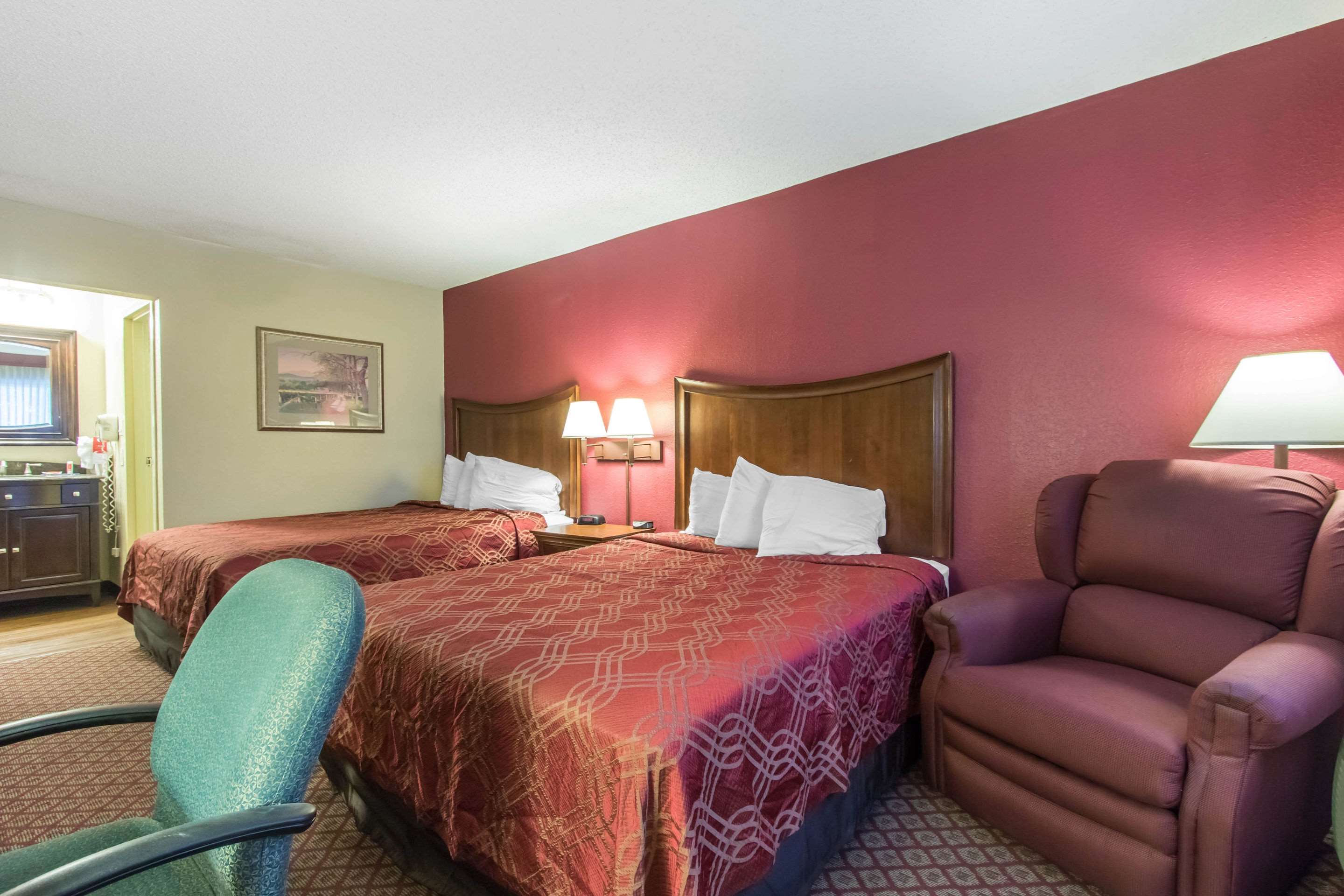 Econo Lodge Inn & Suites Joplin Photo