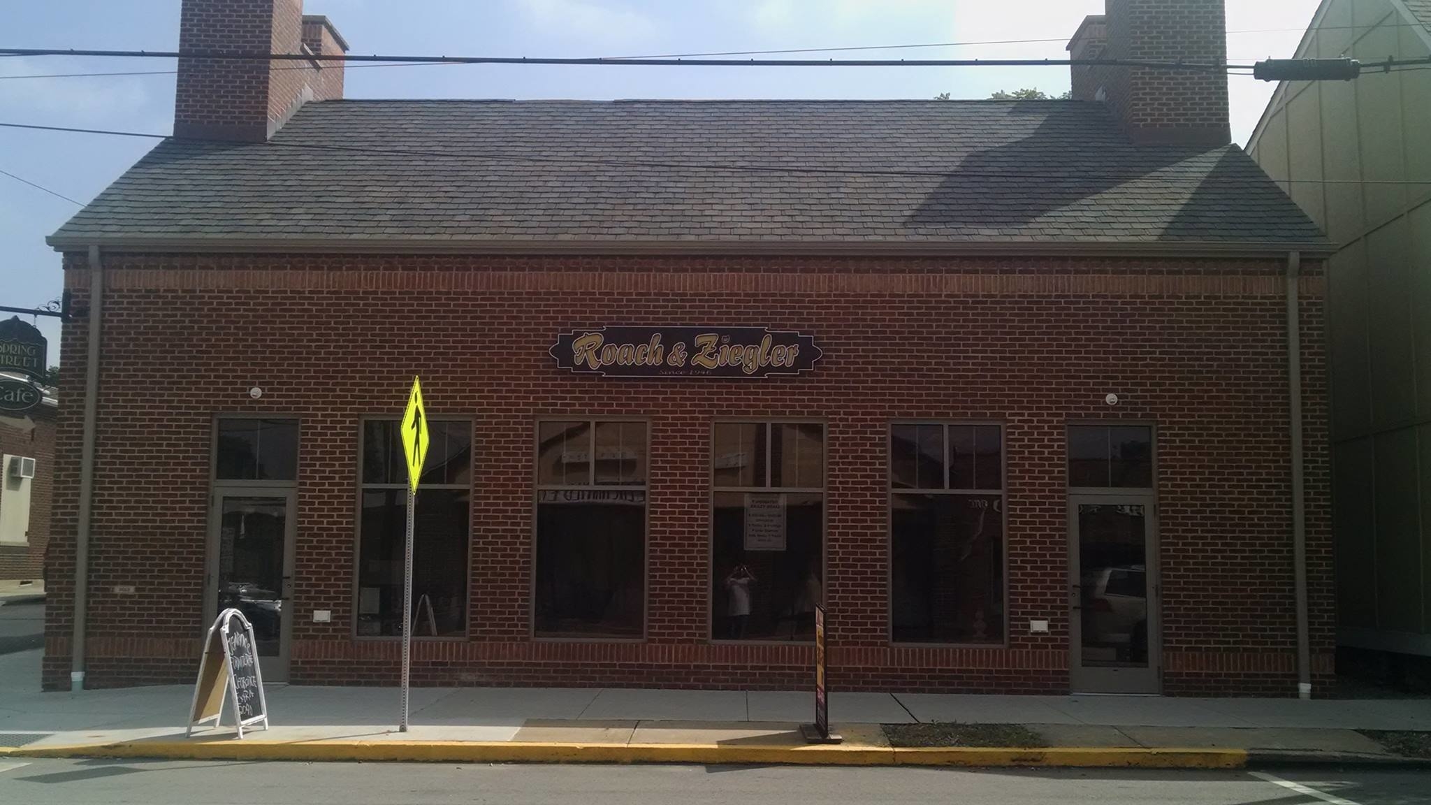 Roach &amp; Ziegler Interiors Logo